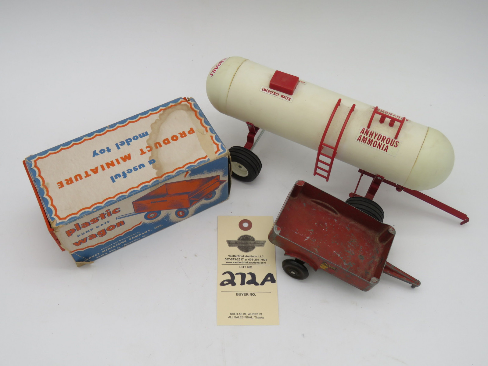 Allis Chalmers plastic dump gate wagon in box. Oliver Corporation aluminum slik-toy Lansing IA no box. Anhydrous ammonia Toy Farmer Lamoure. ND. Tank. No box. Sold as a set of 3. - Image 5