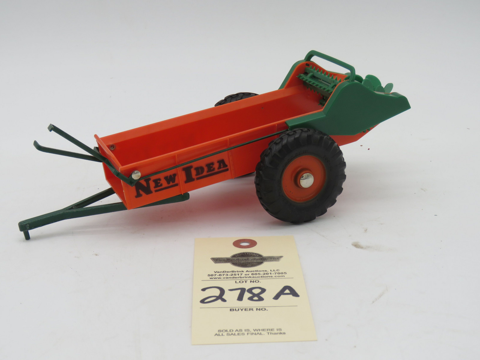 New Idea Scale Model Tractor Spreader. Original box, opened. - Image 1