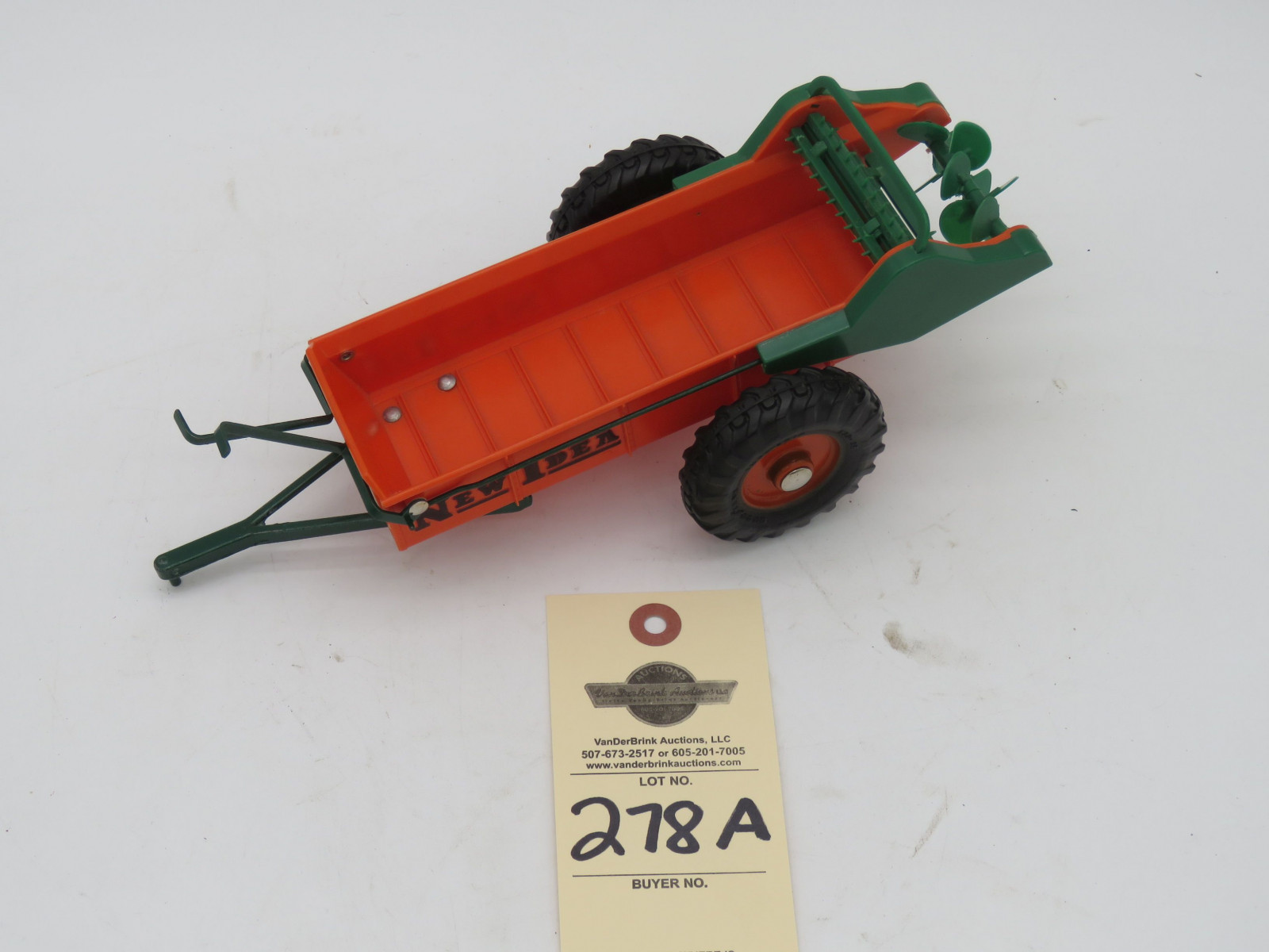 New Idea Scale Model Tractor Spreader. Original box, opened. - Image 2
