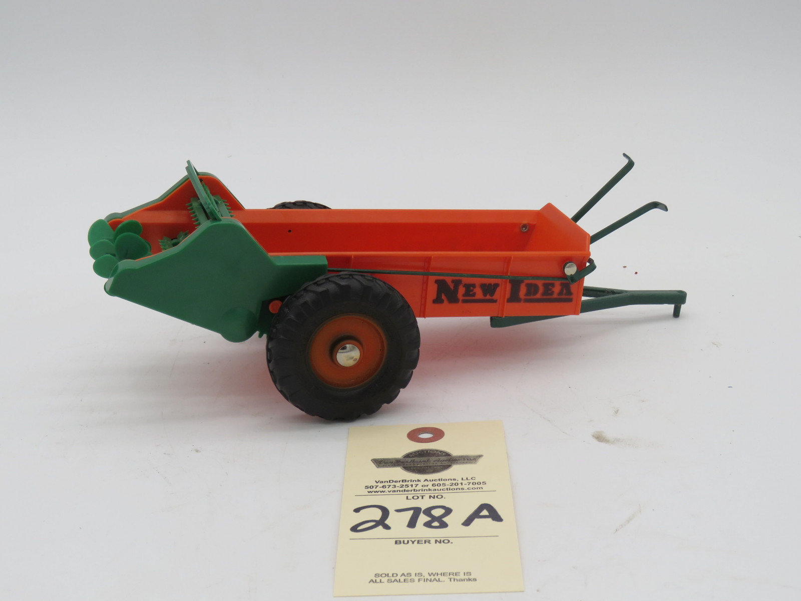 New Idea Scale Model Tractor Spreader. Original box, opened. - Image 3