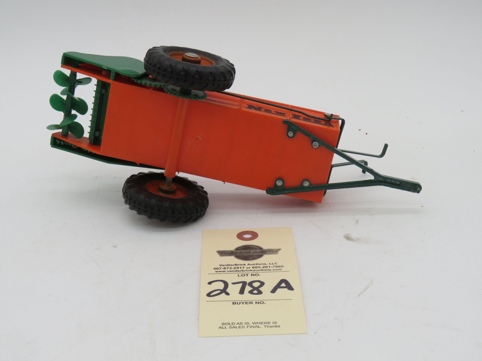New Idea Scale Model Tractor Spreader. Original box, opened. - Image 4