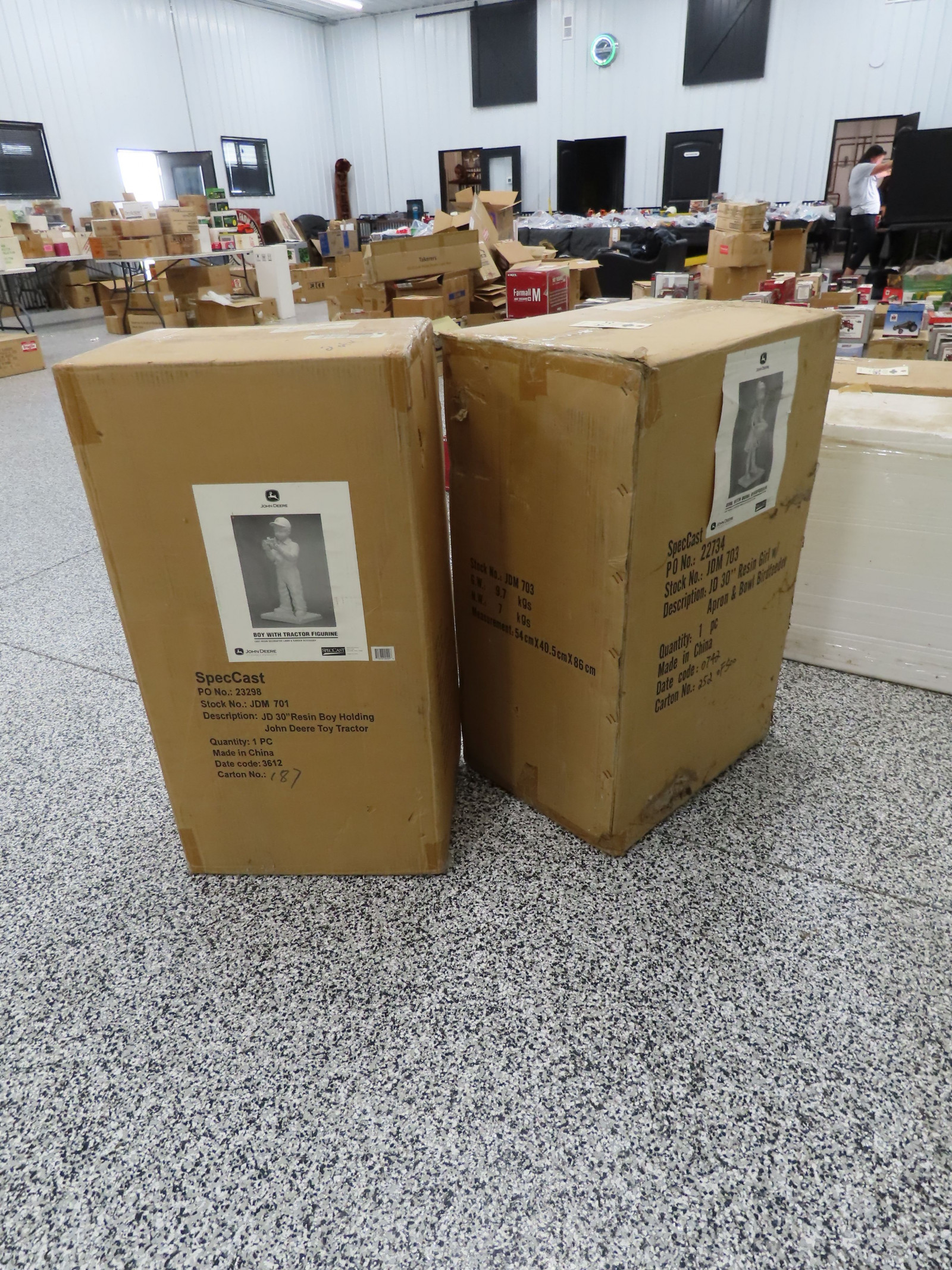 John Deere Boy and Girl Resin Statue with Bird baths NIB - Image 4