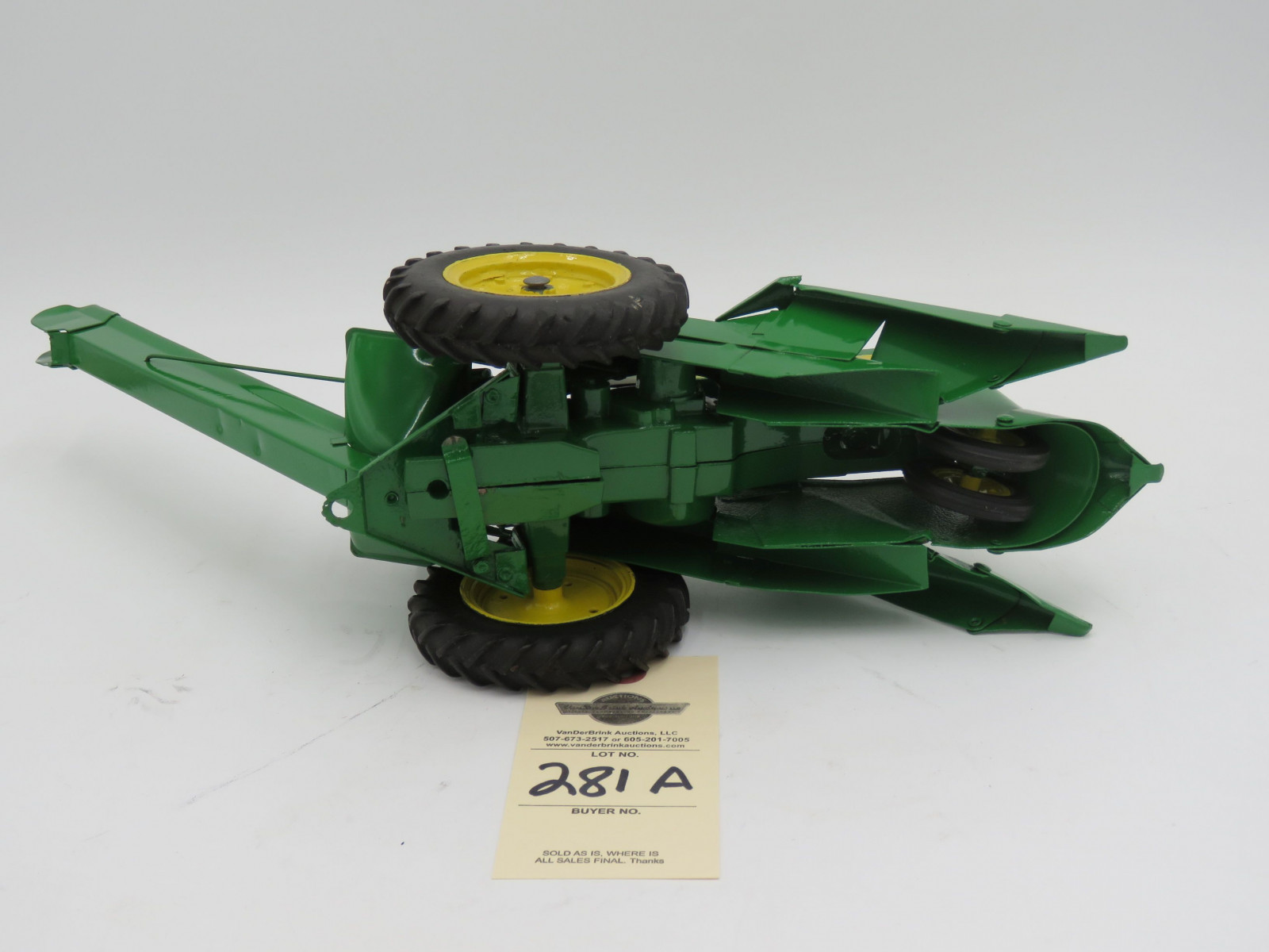 John Deere 730 with picker metal diecast tractor. No Box 1/16th Scale - Image 5