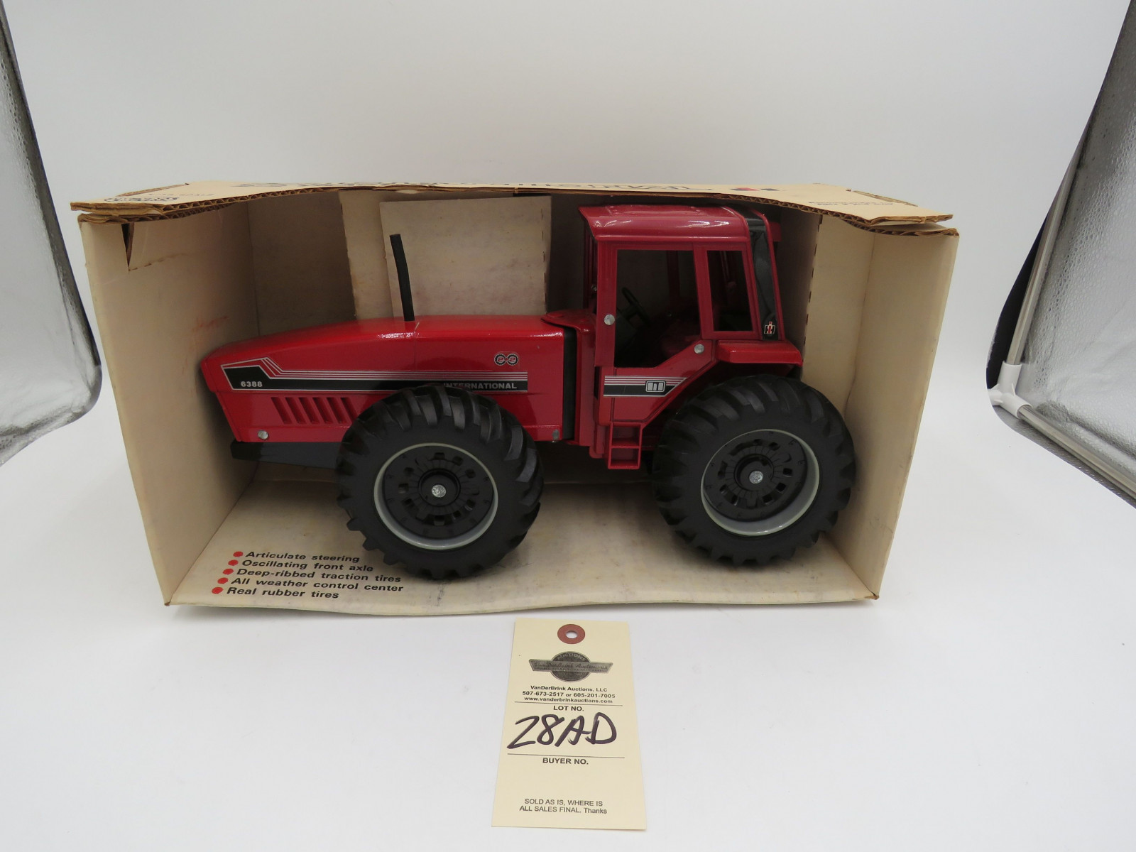 Ertl 1/16th Scale die-Cast International 2+2 Tractor NIB - Image 1