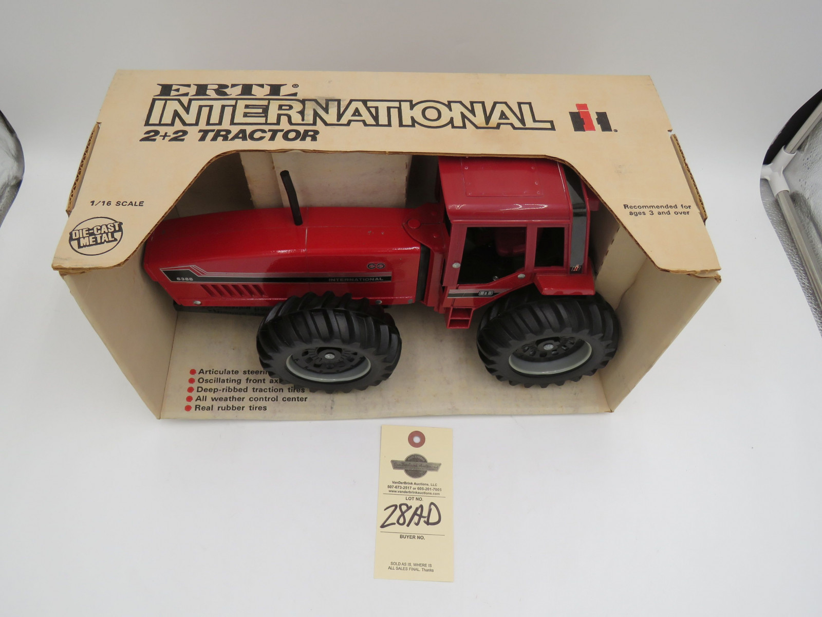 Ertl 1/16th Scale die-Cast International 2+2 Tractor NIB - Image 2