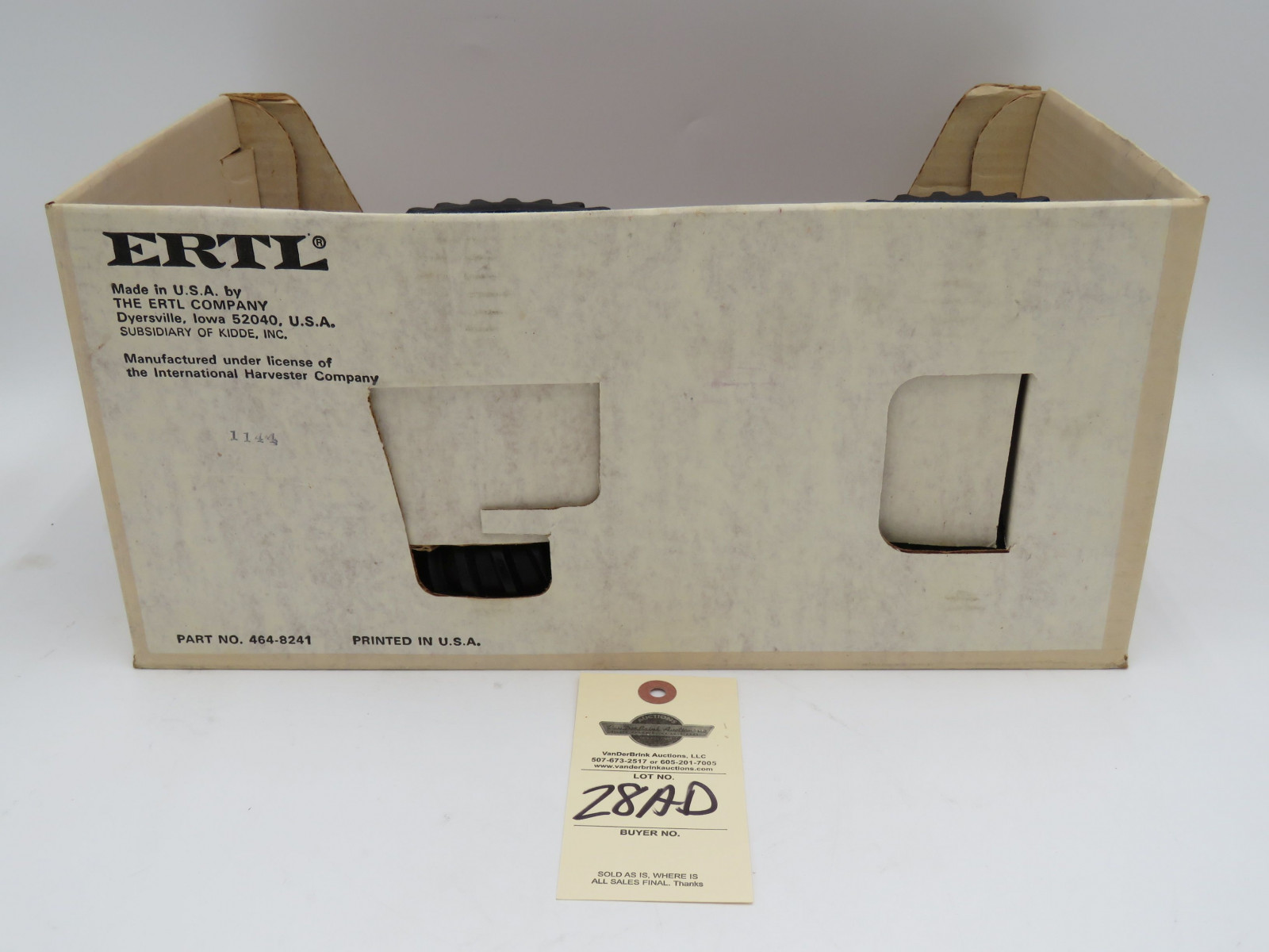 Ertl 1/16th Scale die-Cast International 2+2 Tractor NIB - Image 5