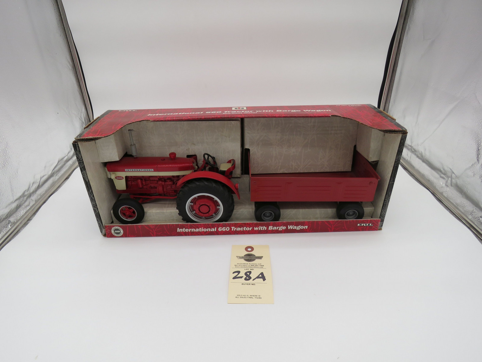 IH ERTL IH 660 BARGE WAGON DIECAST 1/16 SCALE - Image 1