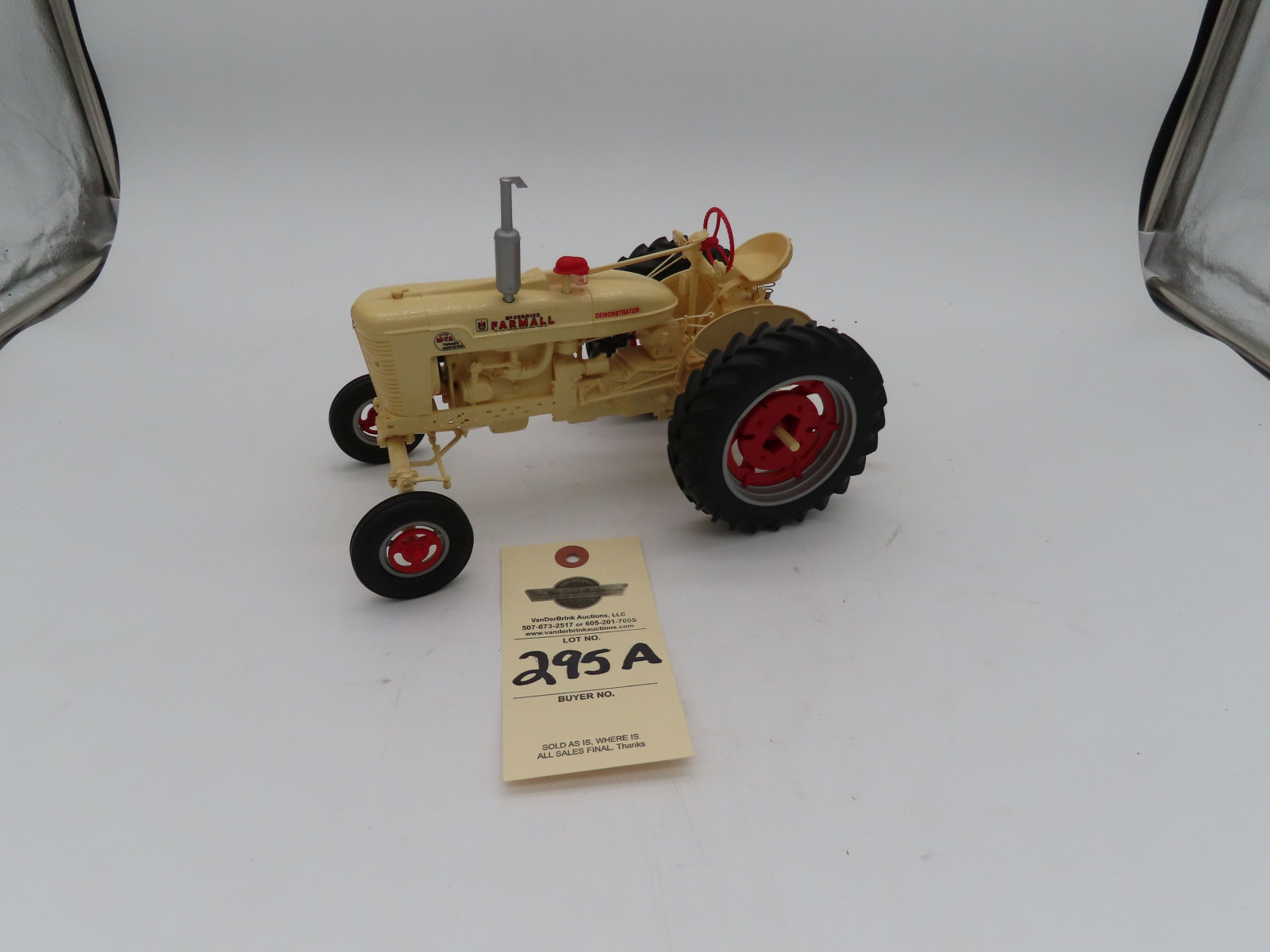 Yoder White International MTA Tractor and no box 1/16th Scale - Image 1