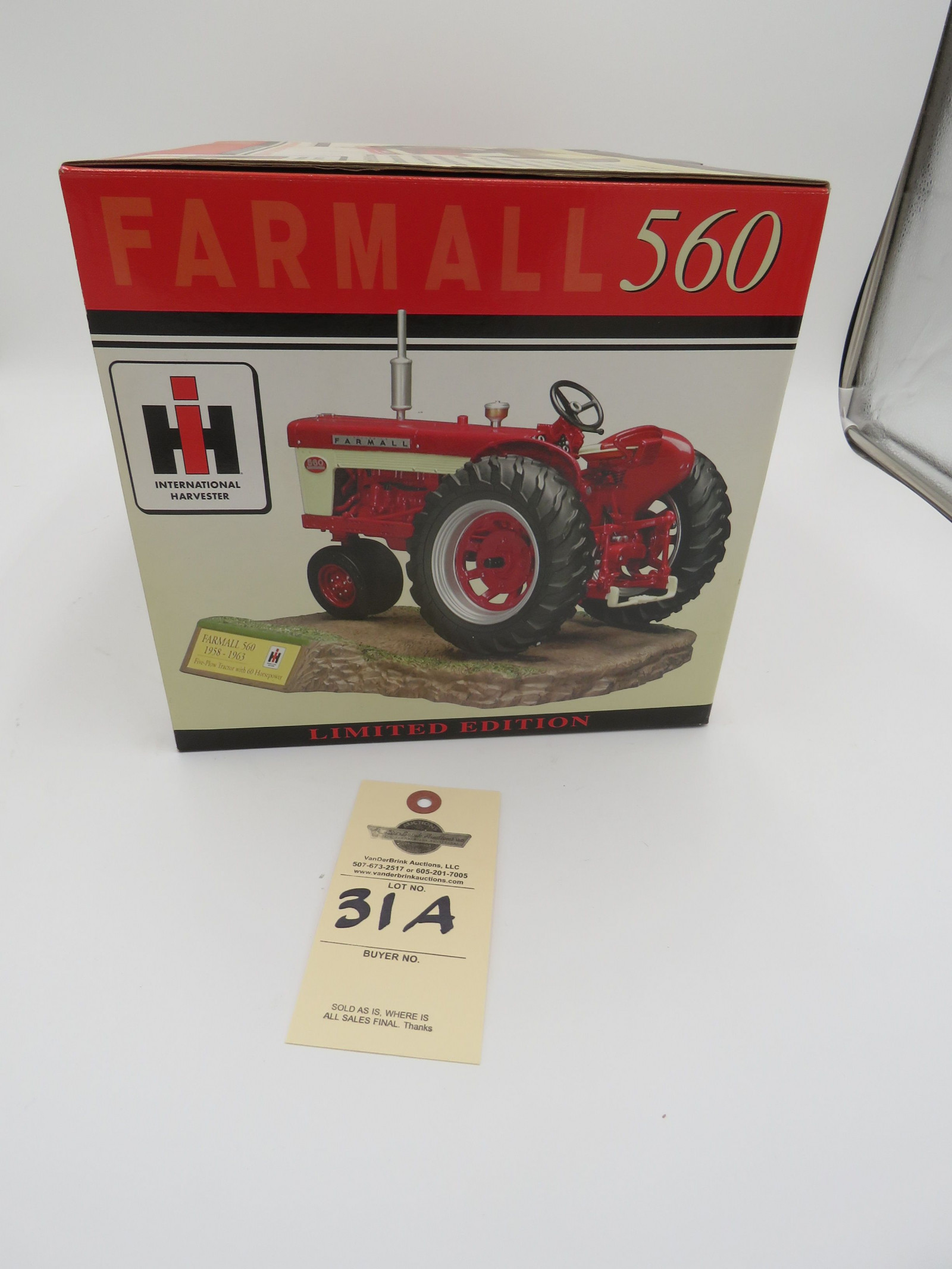 IH FARMALL 560 RESIN TRACTOR ON SCUPLTURED BASE 1/16 SCALE STEPCAST D,IOWA DIECAST - Image 3