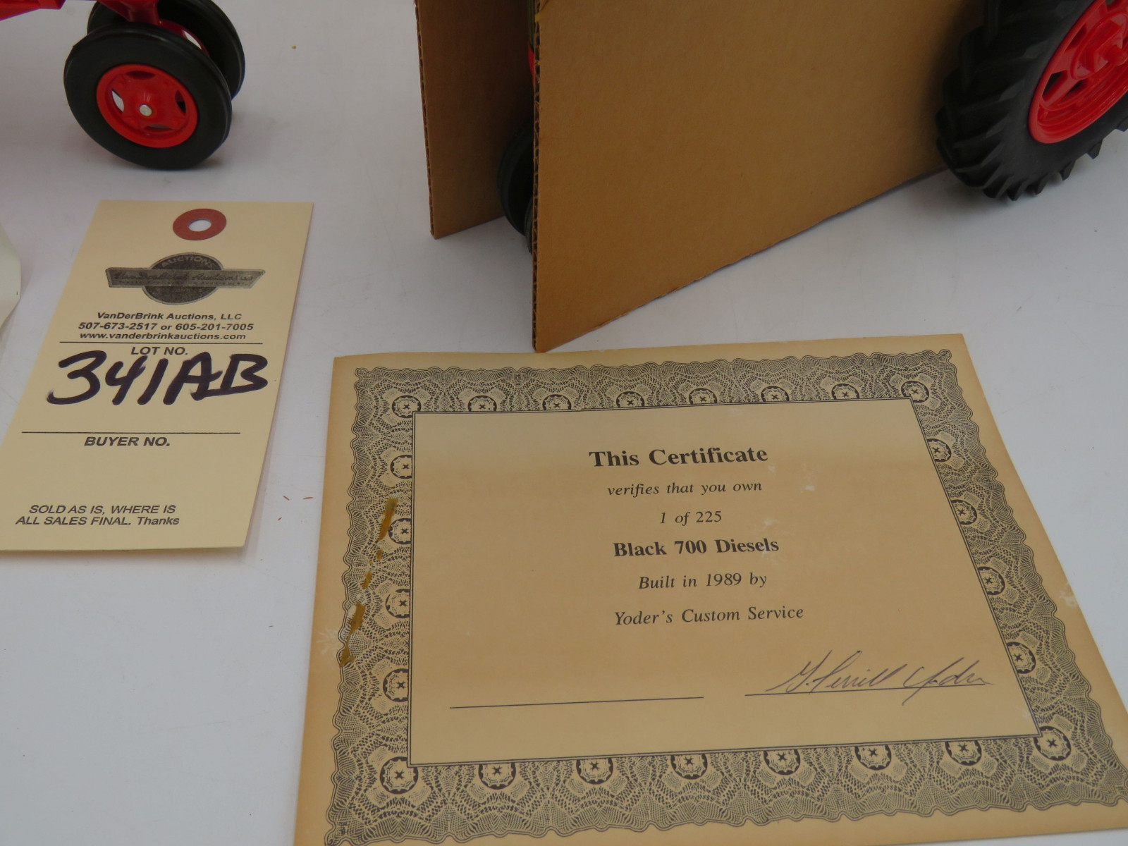 Pair of Yoder 1/16th Tractors In boxes, Case 800 NF and Case 700 Black which is NIB - Image 3