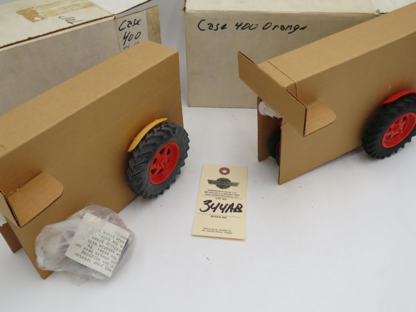 Pair of Yoder 1/16th Tractors In boxes, Case 800 NF and Case 700 Black which is NIB - Image 4