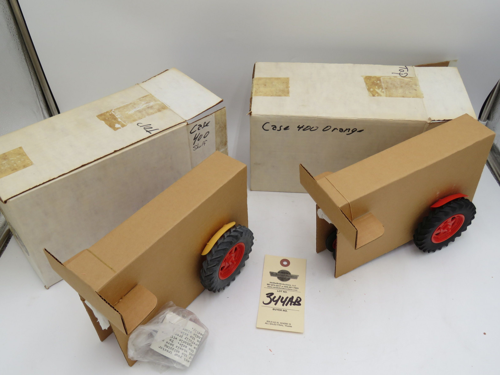 Pair of Yoder 1/16th Tractors In boxes, Case 800 NF and Case 700 Black which is NIB - Image 5