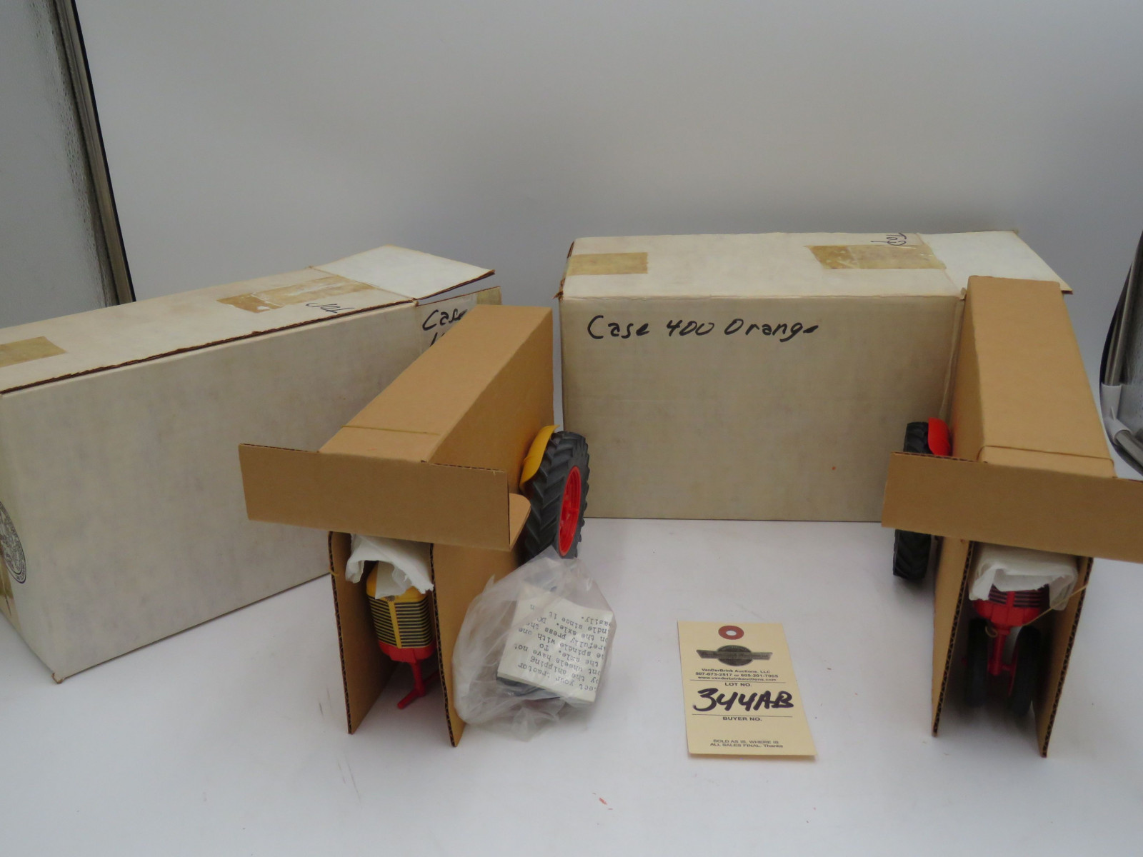 Pair of Yoder 1/16th Tractors In boxes, Case 800 NF and Case 700 Black which is NIB - Image 6