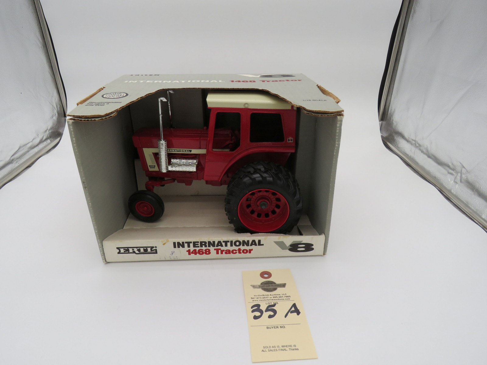 IH 1468 TRACTOR V8 1/16 SCALE ERTL 1/16 SCALE DIECAST 1993 - Image 1