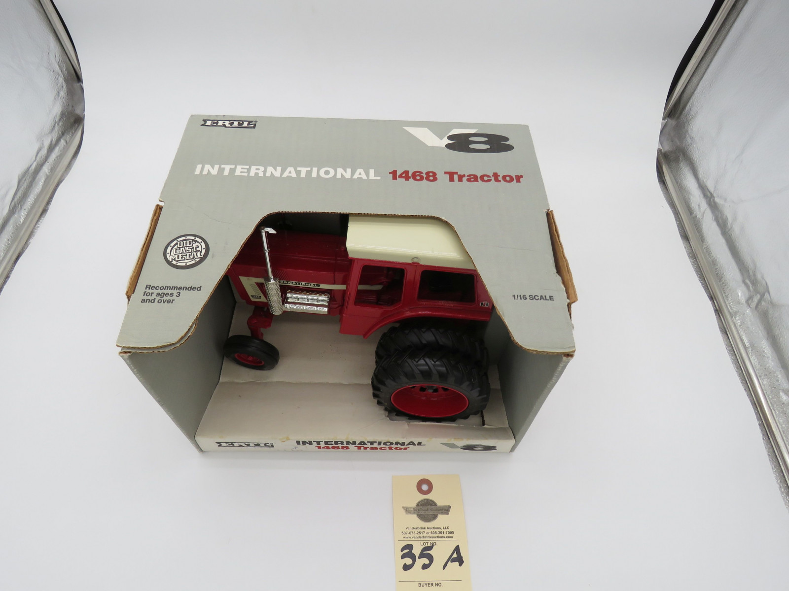 IH 1468 TRACTOR V8 1/16 SCALE ERTL 1/16 SCALE DIECAST 1993 - Image 2