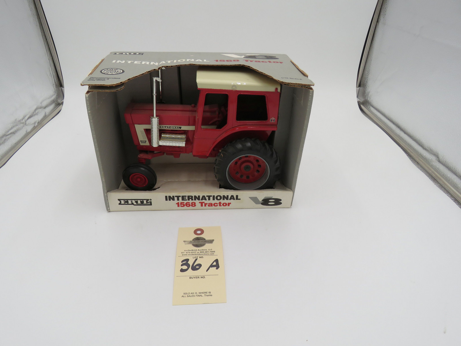 IH 1568 TRACTOR V8 ERTL 1/16 SCALE DIECAST METAL 1994 - Image 1