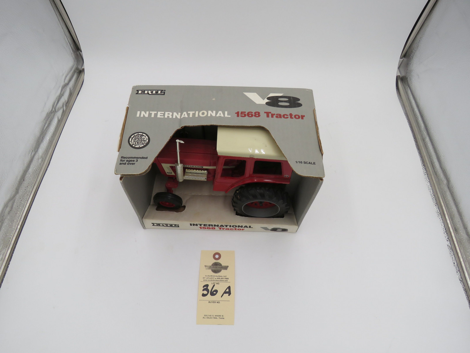 IH 1568 TRACTOR V8 ERTL 1/16 SCALE DIECAST METAL 1994 - Image 2