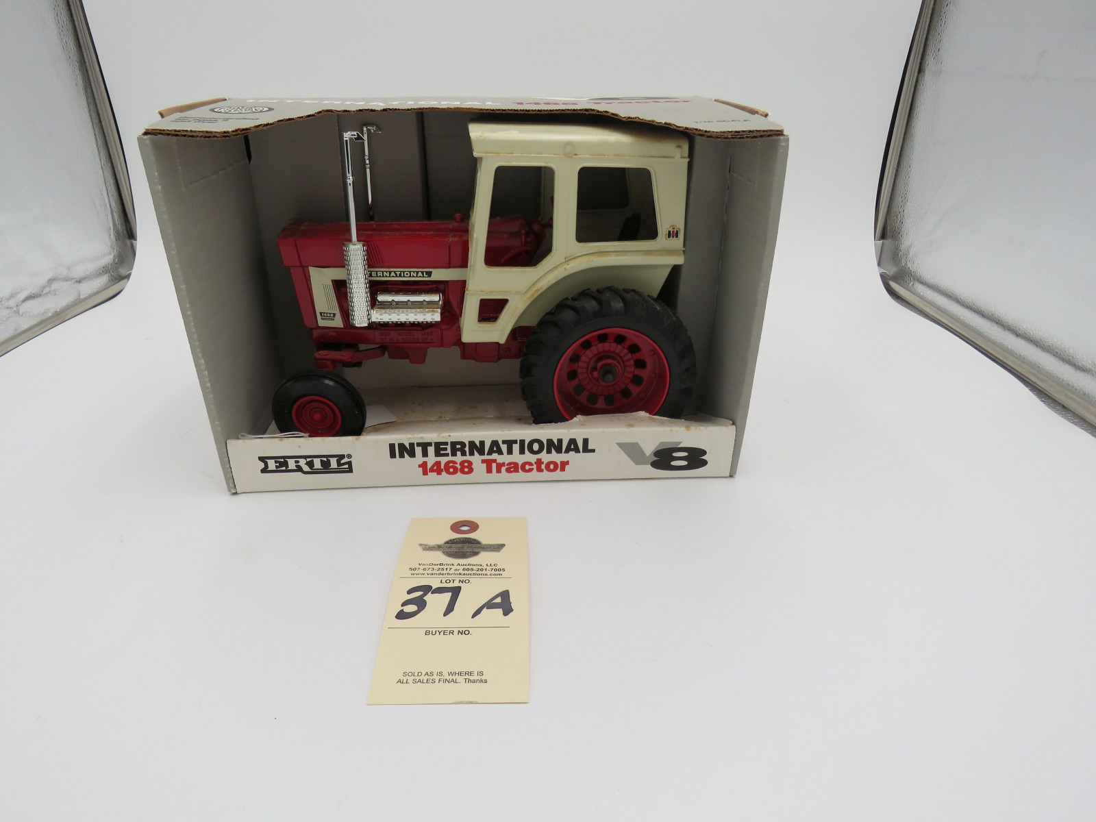 IH 1468 TRACTOR ERTL  1/16 SCALE DIECAST V8 1993 - Image 1