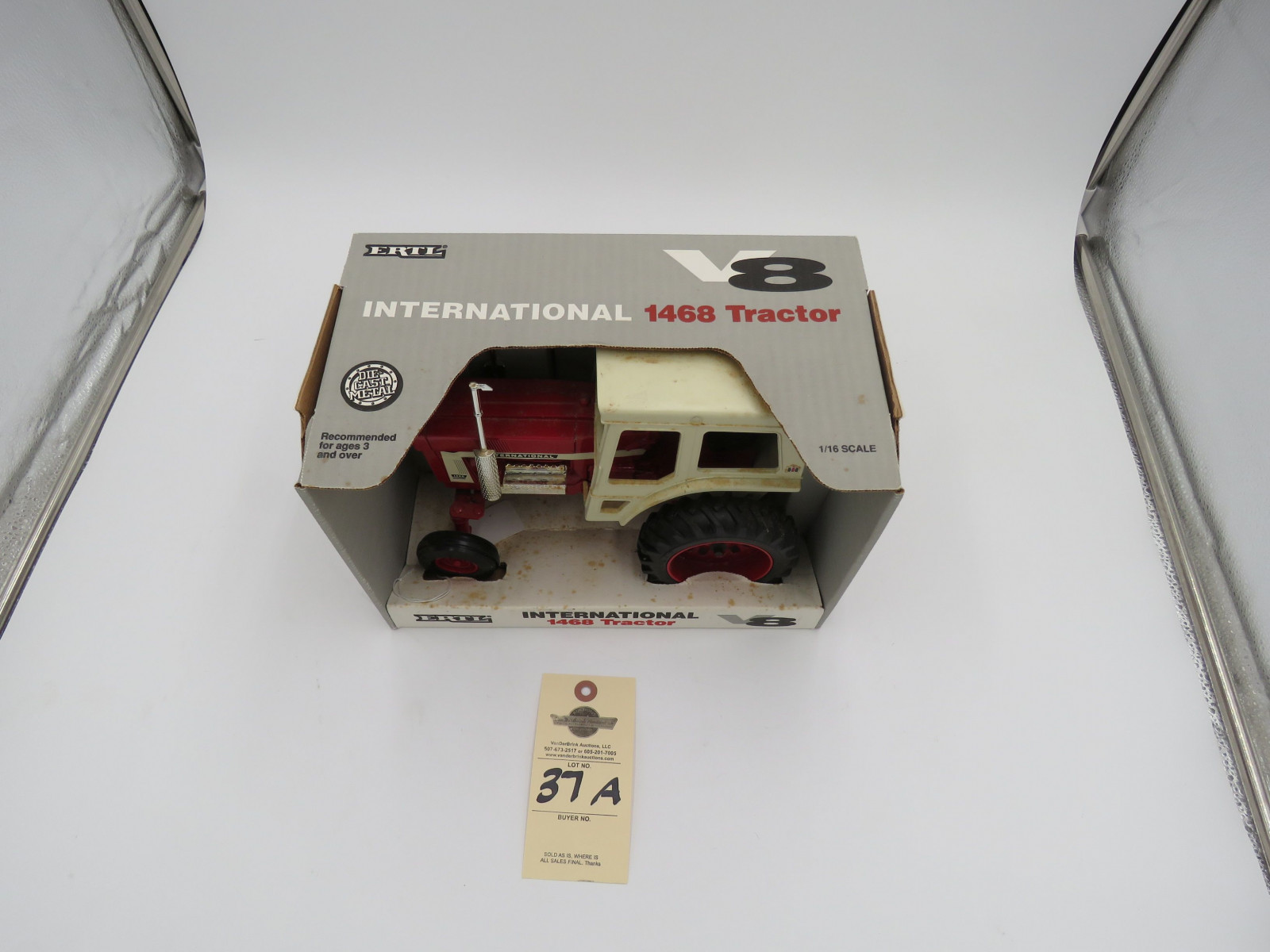 IH 1468 TRACTOR ERTL  1/16 SCALE DIECAST V8 1993 - Image 2