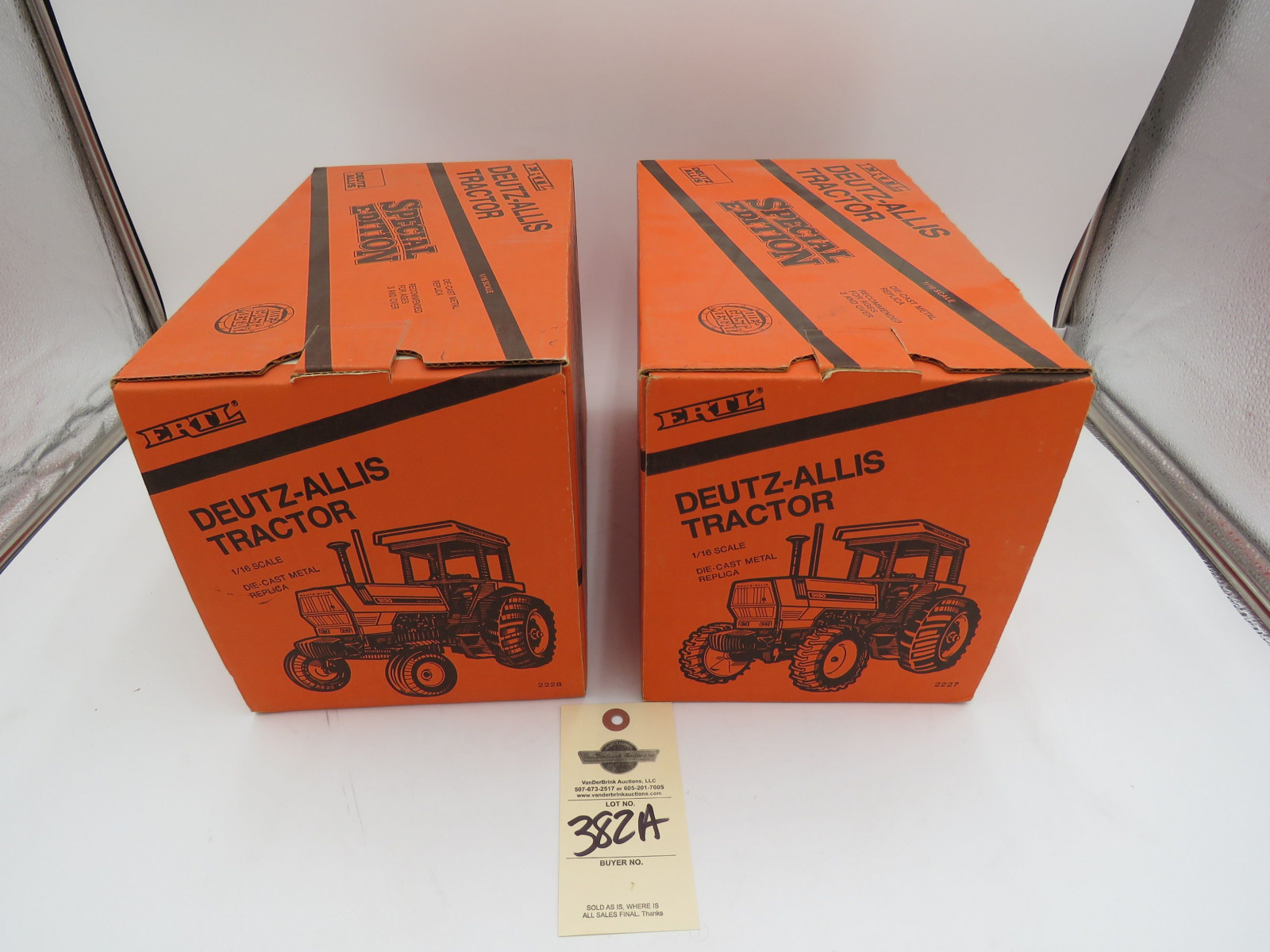 Pair of 1980  Special Edition Deutz- Allis Chalmers 9150 Tractors Ertl 1/16th Scale Die-Cast Tractors NIB - Image 3