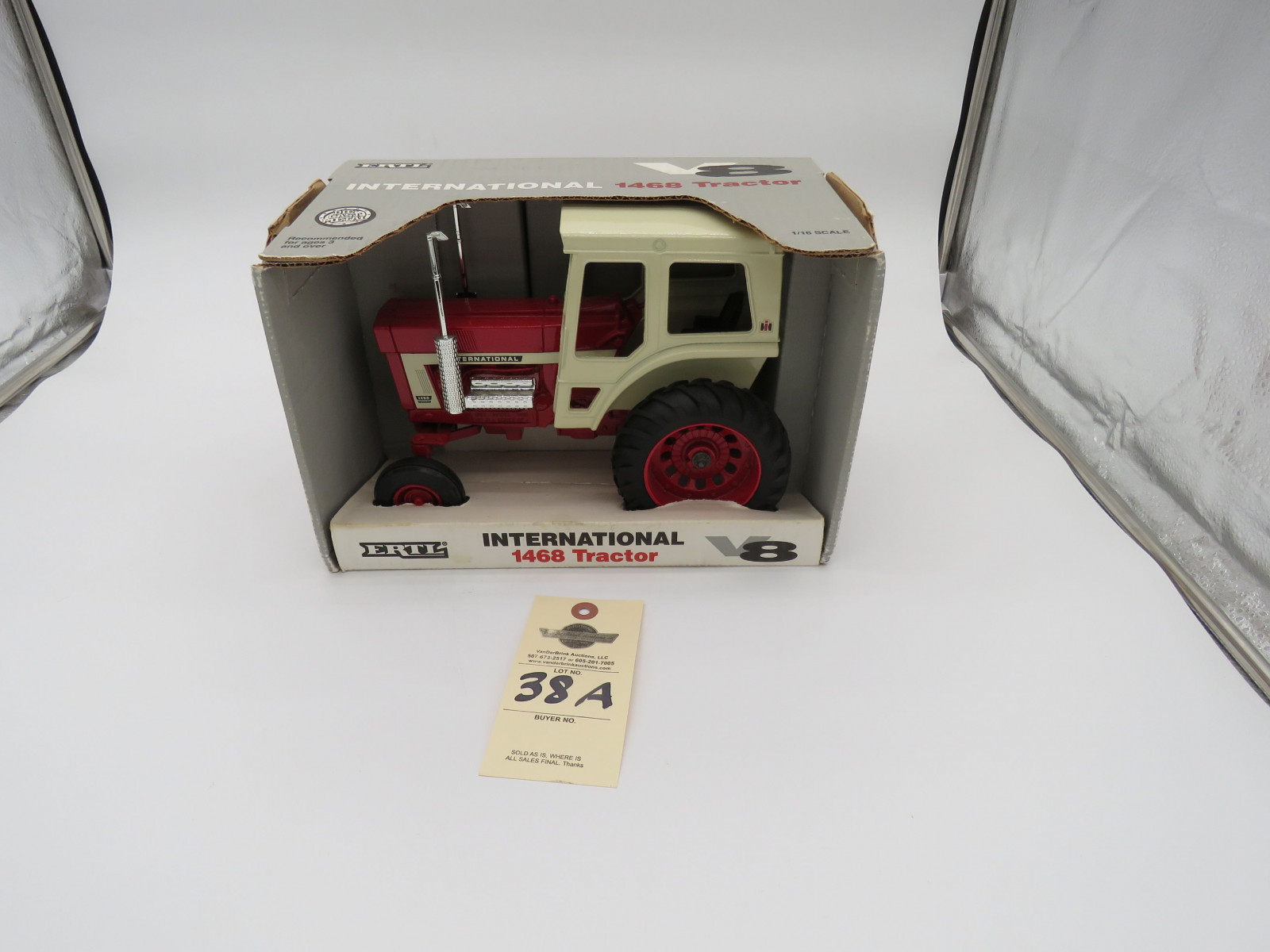 IH 1468 TRACTOR V8 1/16 SCALE ERTL  DIECAST 1993 - Image 1