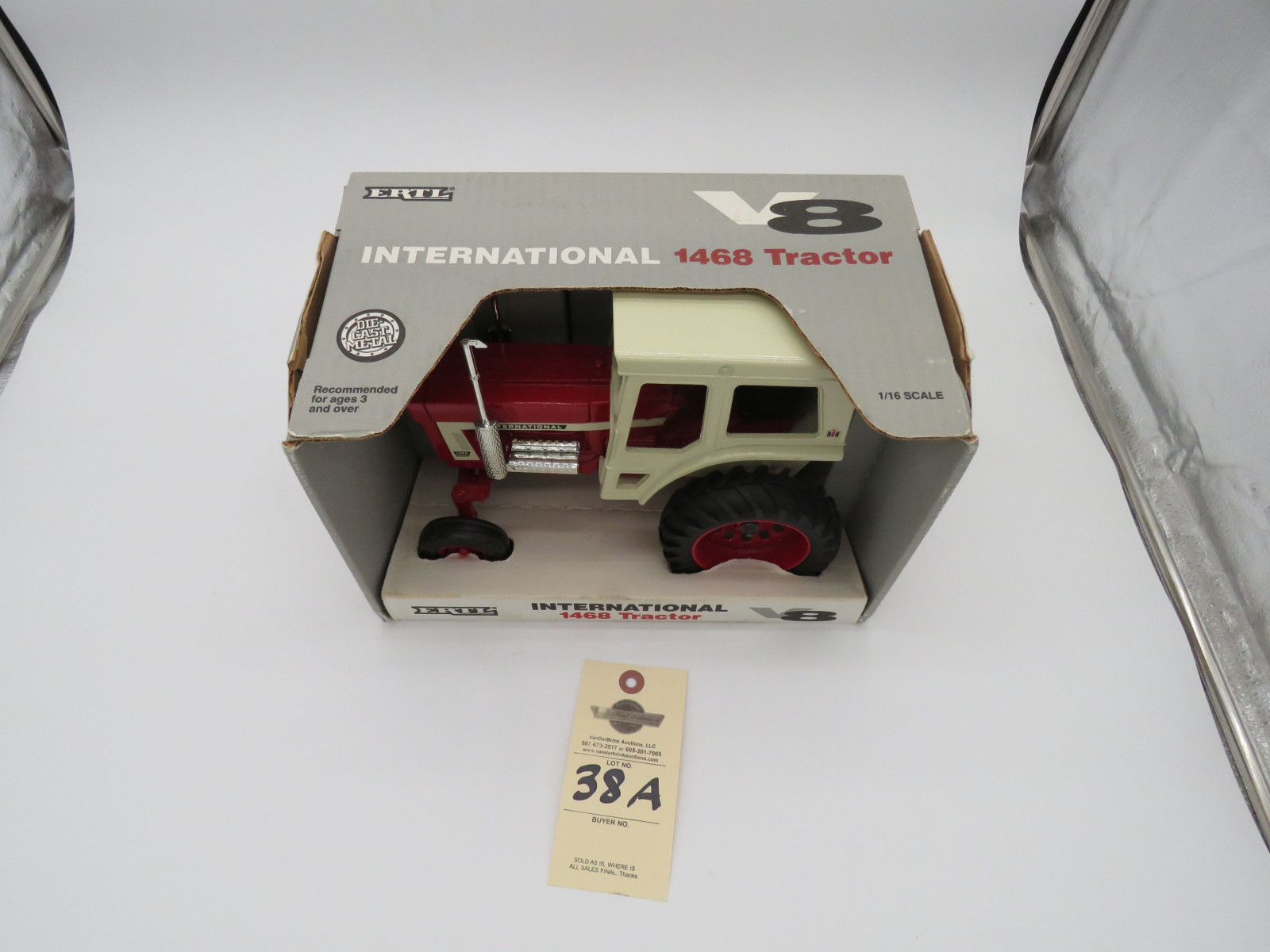IH 1468 TRACTOR V8 1/16 SCALE ERTL  DIECAST 1993 - Image 2
