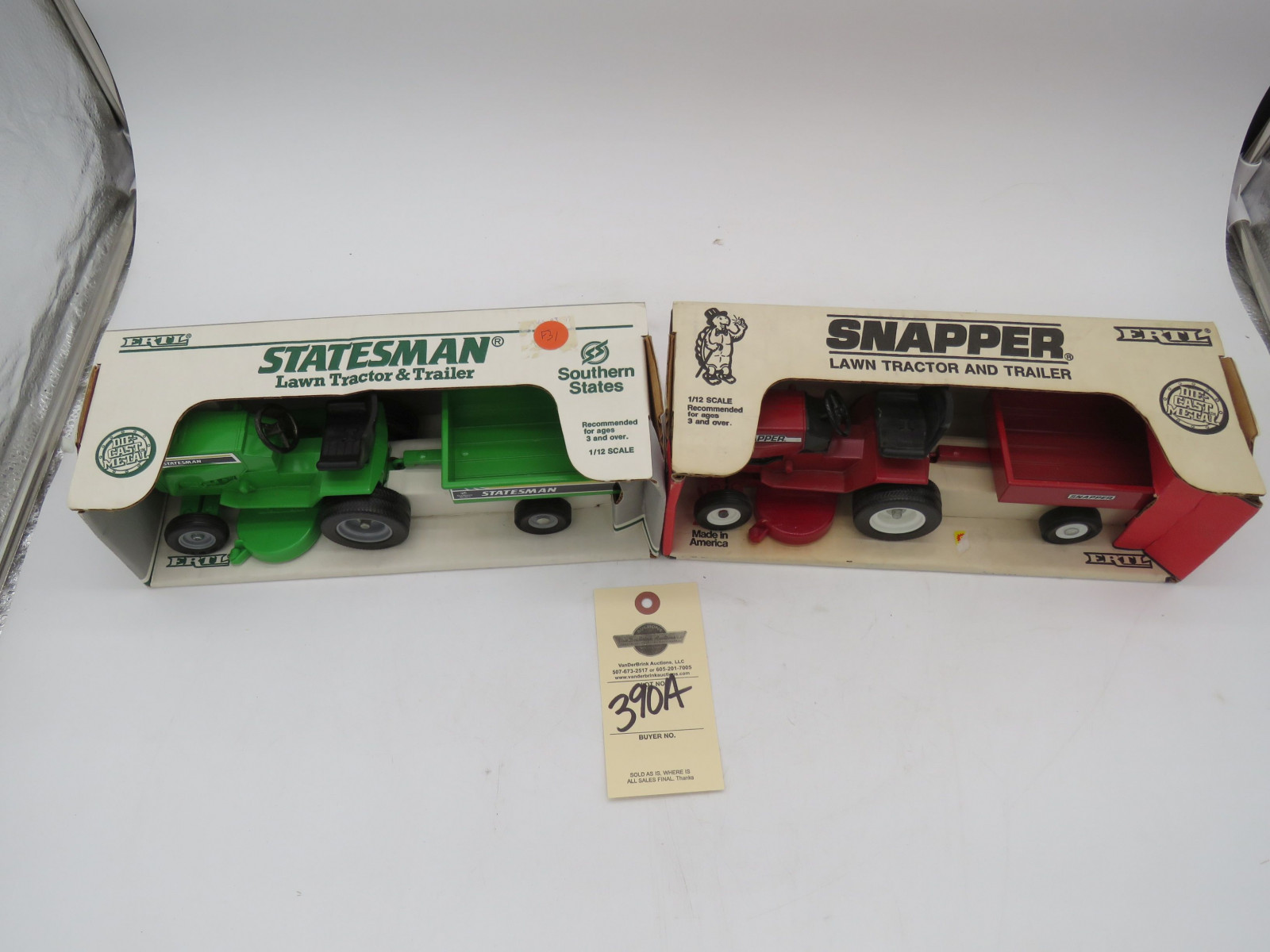 Ertl Pair of 1/12th Scale Statesman lawn Tractor and Snapper lawn Tractor and Wagon NIB - Image 2