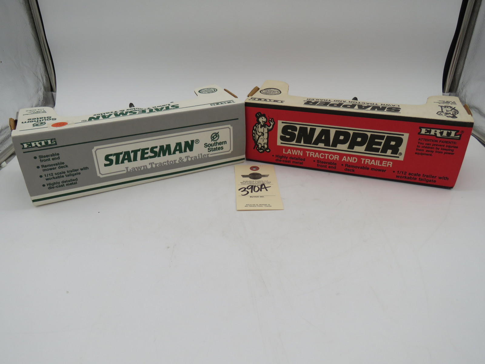 Ertl Pair of 1/12th Scale Statesman lawn Tractor and Snapper lawn Tractor and Wagon NIB - Image 4