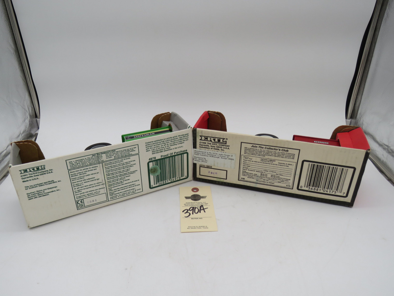 Ertl Pair of 1/12th Scale Statesman lawn Tractor and Snapper lawn Tractor and Wagon NIB - Image 5