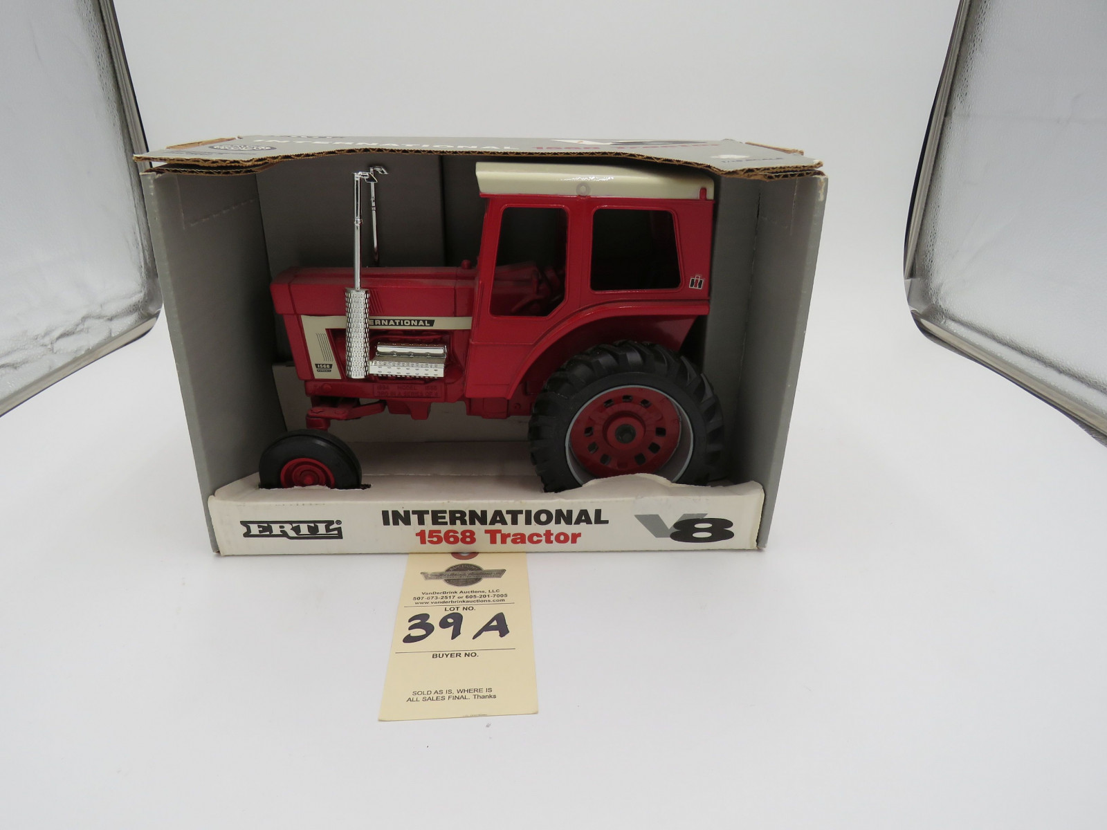 IH 1568 TRACTOR V8 DIE CAST METAL ERTL  1/16 SCALE 68