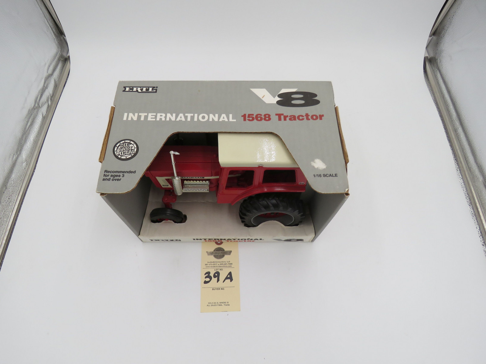 IH 1568 TRACTOR V8 DIE CAST METAL ERTL  1/16 SCALE 68