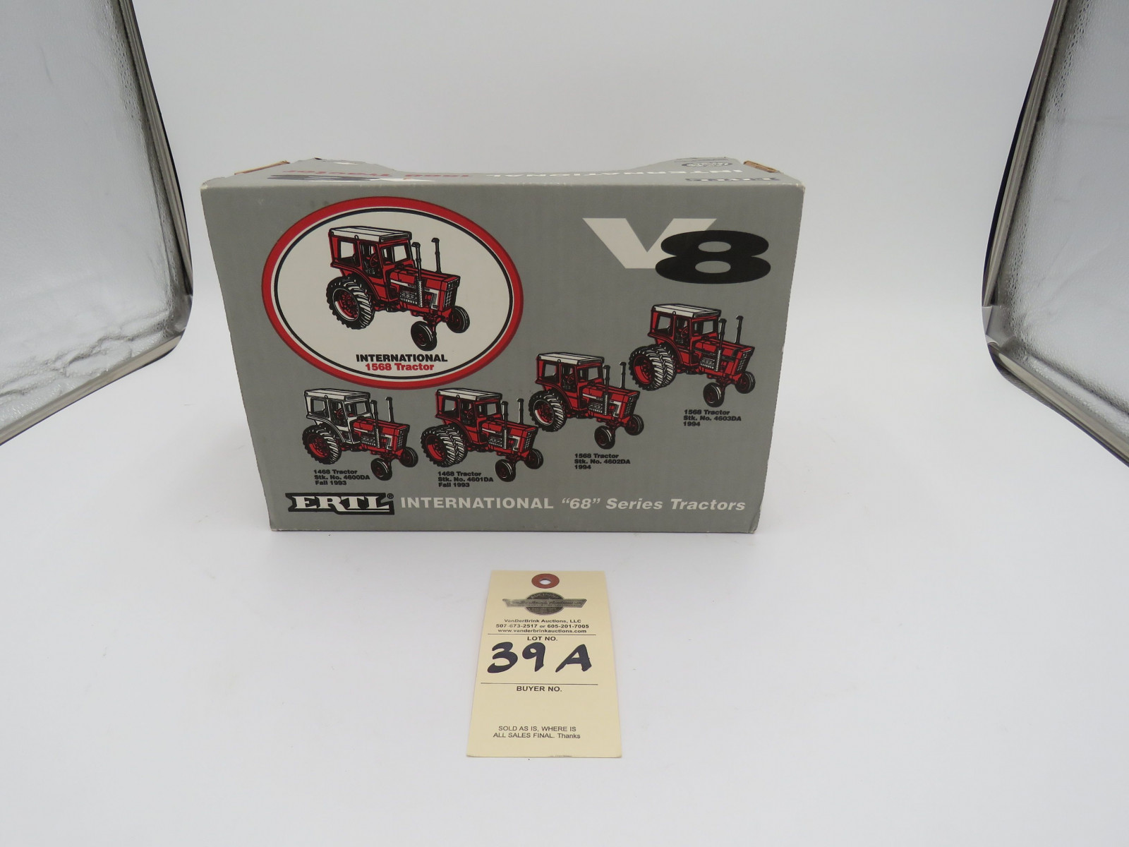 IH 1568 TRACTOR V8 DIE CAST METAL ERTL  1/16 SCALE 68