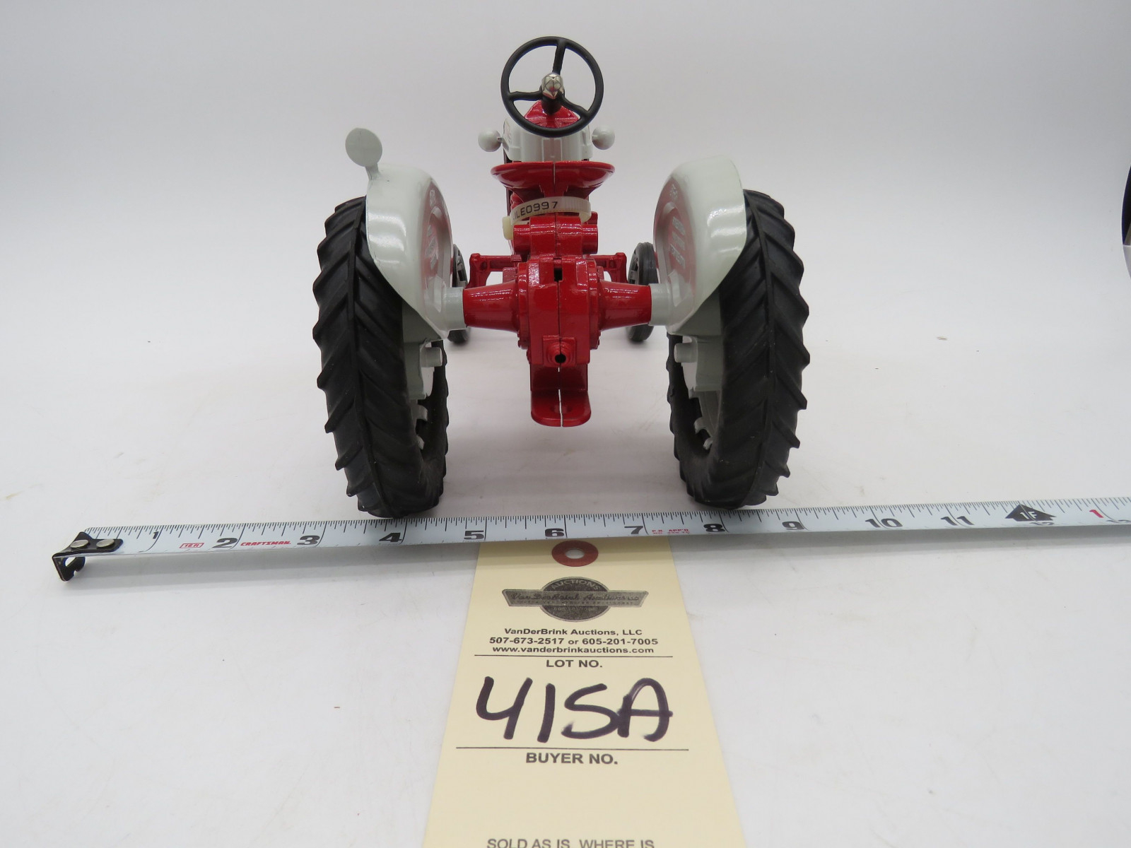 Ertl 1/16th Scale Die-Cast Ford 901 PowerMaster with ID Tag November 1986, 9th  Toy Show Tractor No Box - Image 5