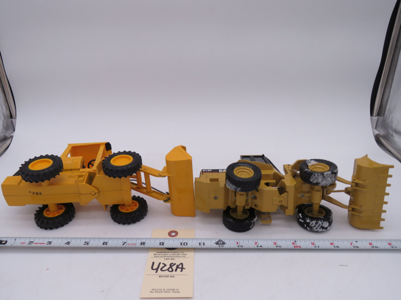 Ertl Die Cast 1/25th Scale Caterpillar 918F and John Deere Loader No Box - Image 5