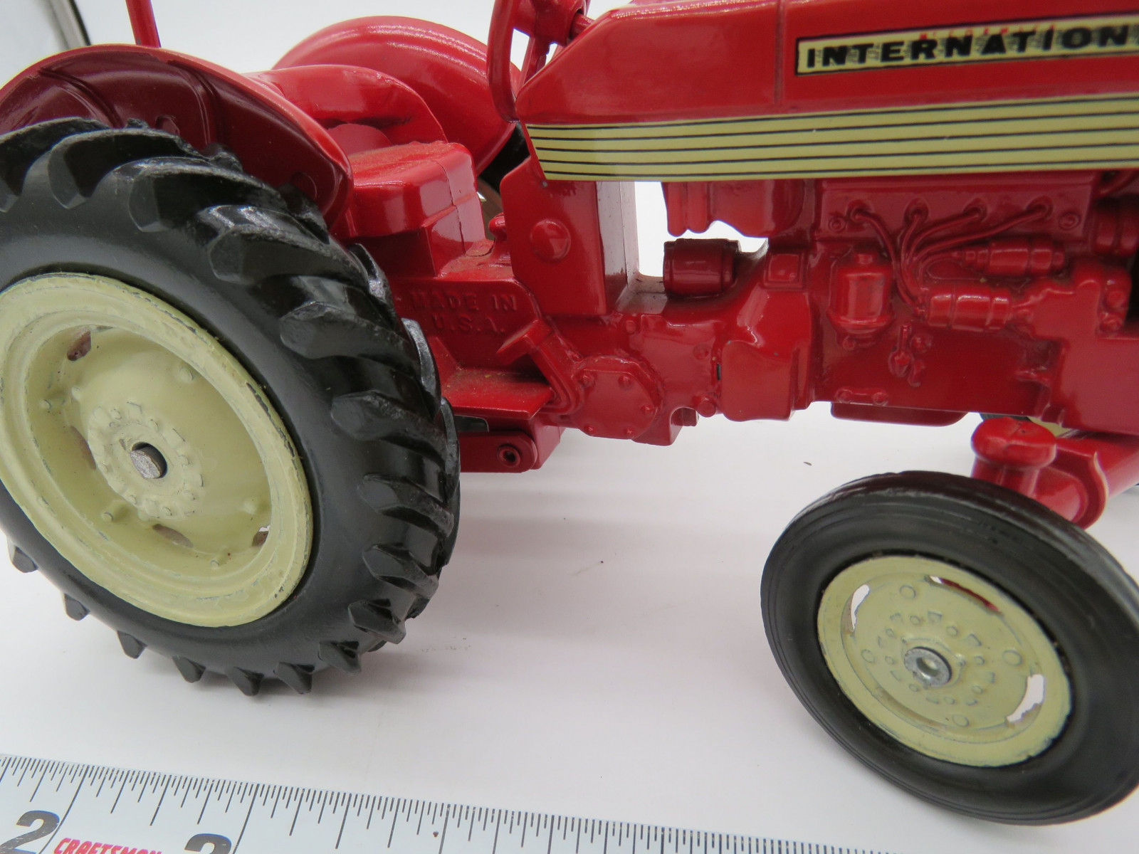 ERTL IH 240 UTILITY MADE IN USA PAINT CHIPPED RIGHT WHEEL LOOSE FRONT DRIVER SIDE PUNCH DAMAGE 1/16TH SCALE - Image 10