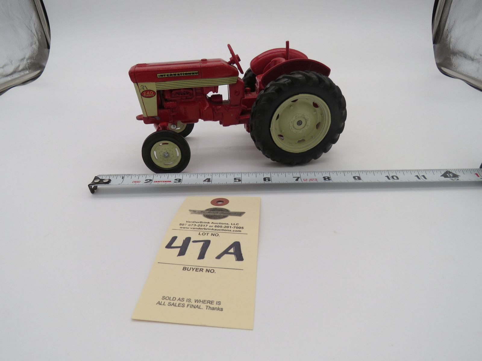 ERTL IH 240 UTILITY MADE IN USA PAINT CHIPPED RIGHT WHEEL LOOSE FRONT DRIVER SIDE PUNCH DAMAGE 1/16TH SCALE - Image 11