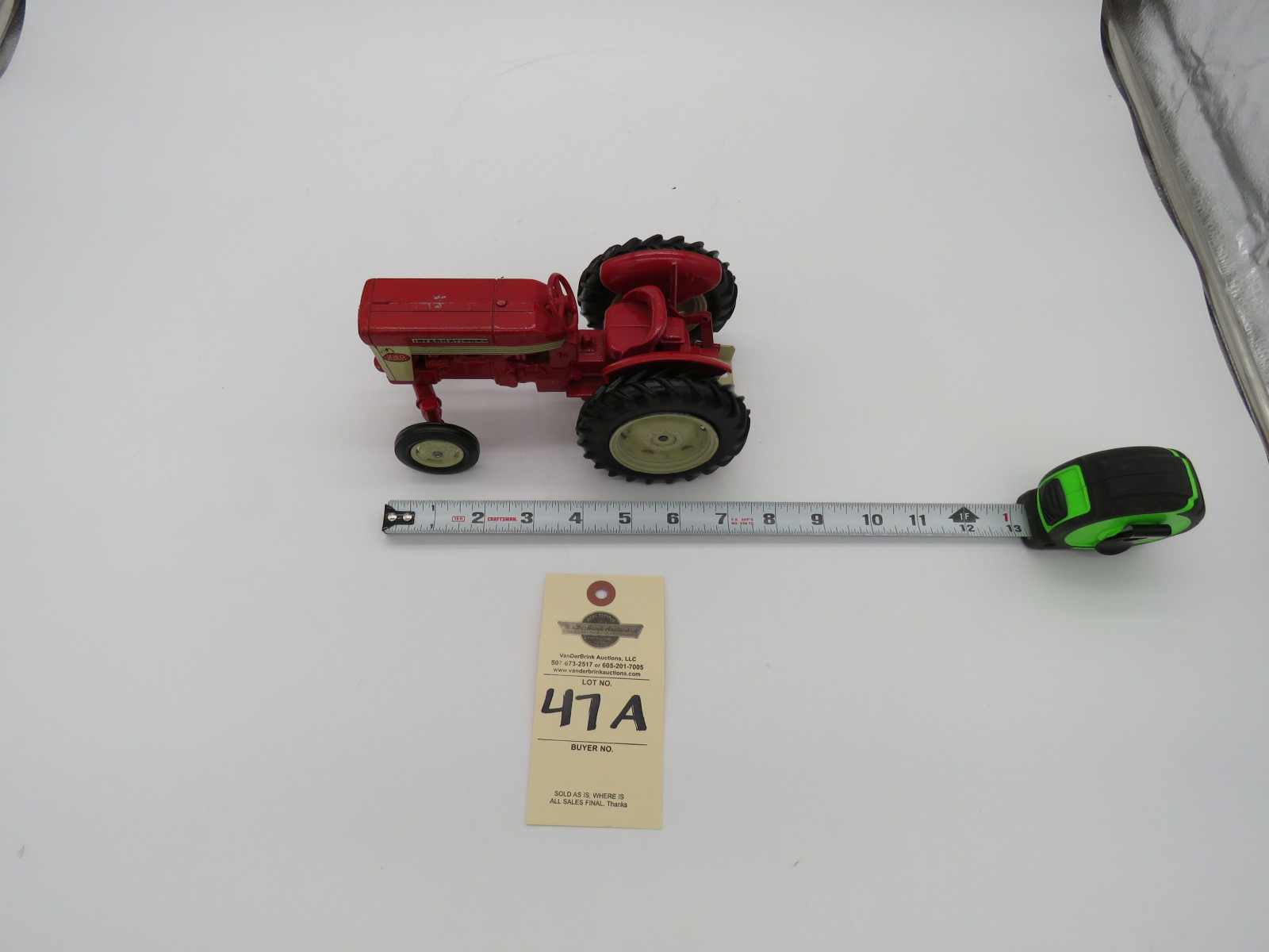 ERTL IH 240 UTILITY MADE IN USA PAINT CHIPPED RIGHT WHEEL LOOSE FRONT DRIVER SIDE PUNCH DAMAGE 1/16TH SCALE - Image 2