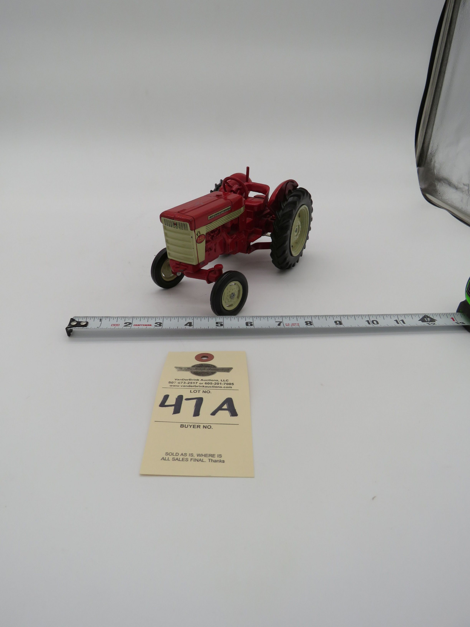ERTL IH 240 UTILITY MADE IN USA PAINT CHIPPED RIGHT WHEEL LOOSE FRONT DRIVER SIDE PUNCH DAMAGE 1/16TH SCALE - Image 3