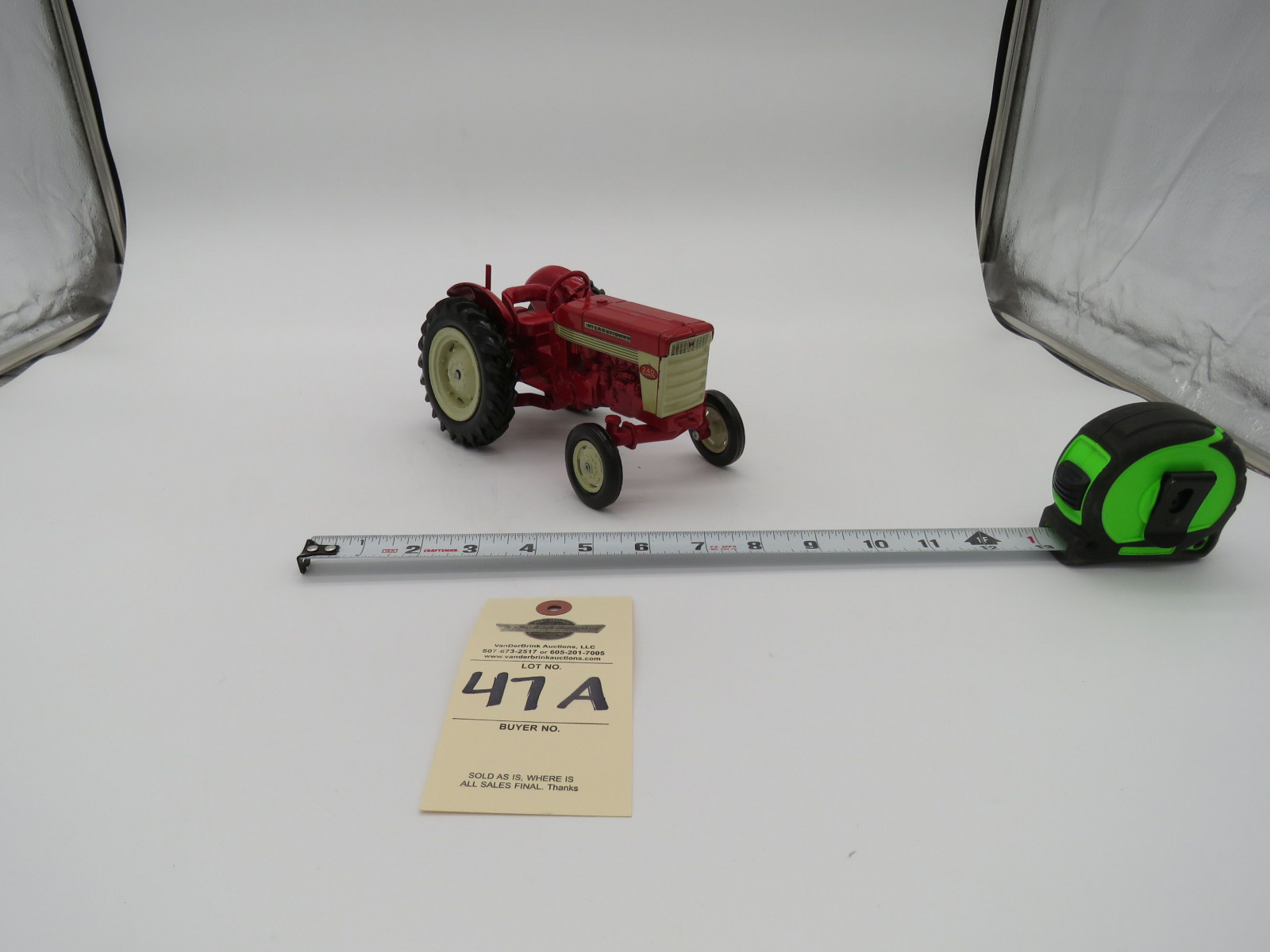 ERTL IH 240 UTILITY MADE IN USA PAINT CHIPPED RIGHT WHEEL LOOSE FRONT DRIVER SIDE PUNCH DAMAGE 1/16TH SCALE - Image 5