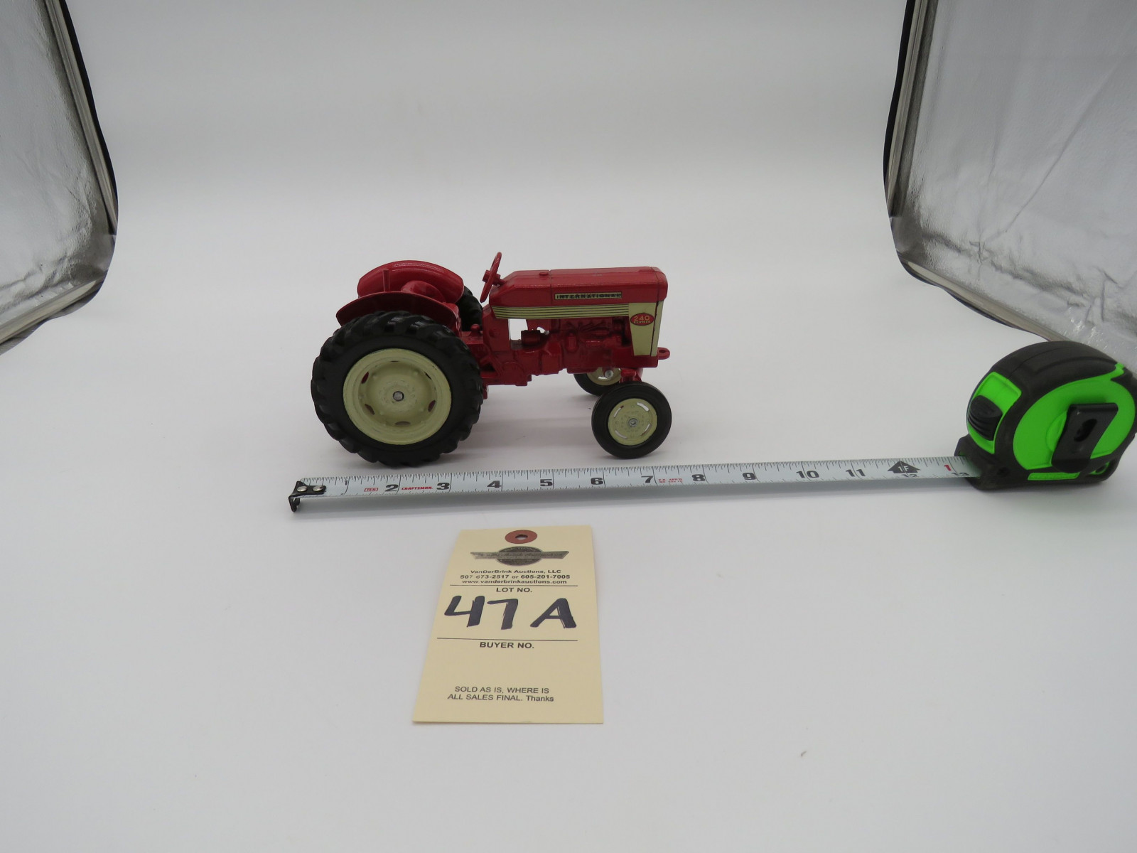 ERTL IH 240 UTILITY MADE IN USA PAINT CHIPPED RIGHT WHEEL LOOSE FRONT DRIVER SIDE PUNCH DAMAGE 1/16TH SCALE - Image 6