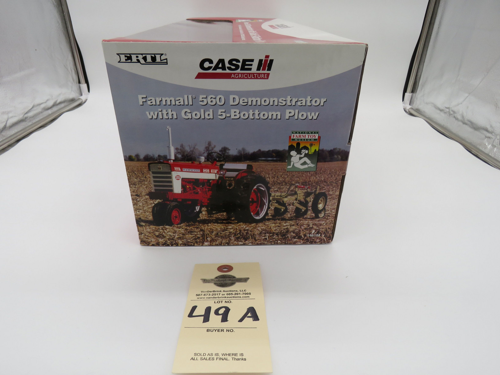 ERTL IH FARMALL 560 DEMONSTRATOR WITH GOLD 5 BOTTOM PLOW  1/16 SCALE METAL DIECAST NFTM 2008 COLLECTOR INSERT - Image 3