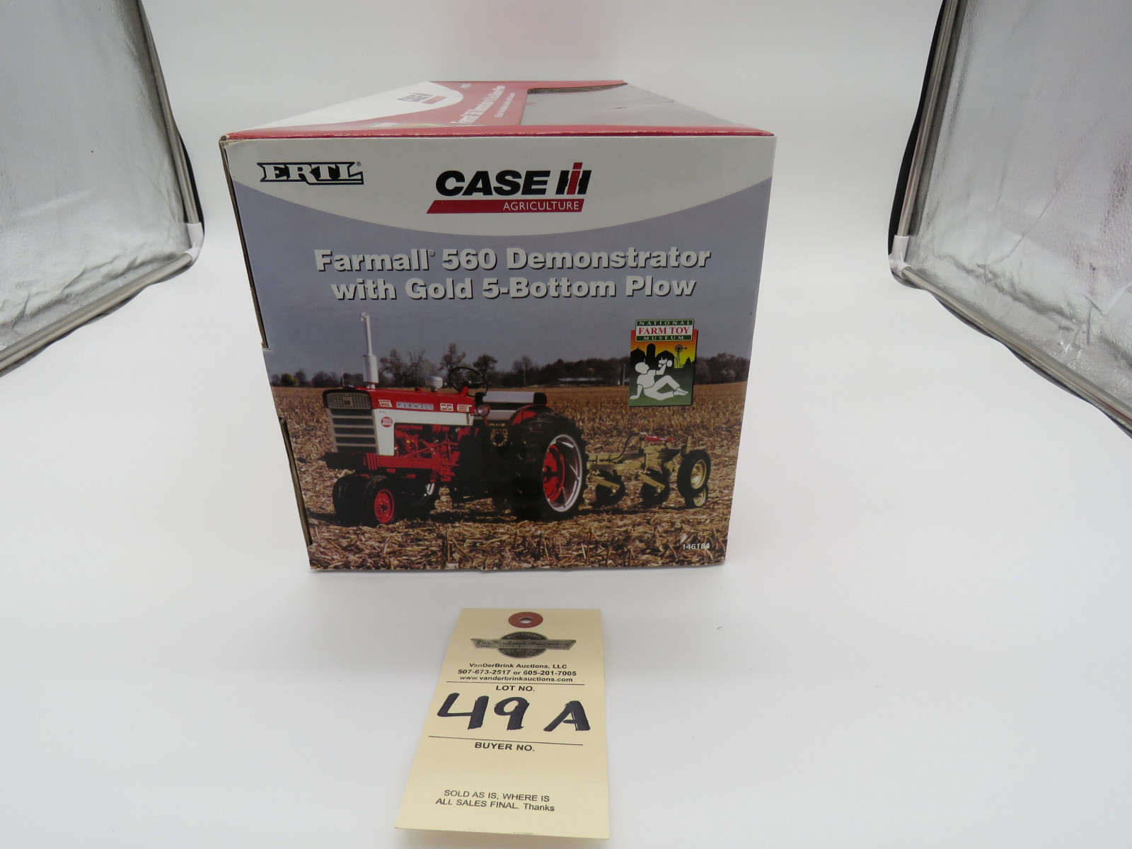 ERTL IH FARMALL 560 DEMONSTRATOR WITH GOLD 5 BOTTOM PLOW  1/16 SCALE METAL DIECAST NFTM 2008 COLLECTOR INSERT - Image 5