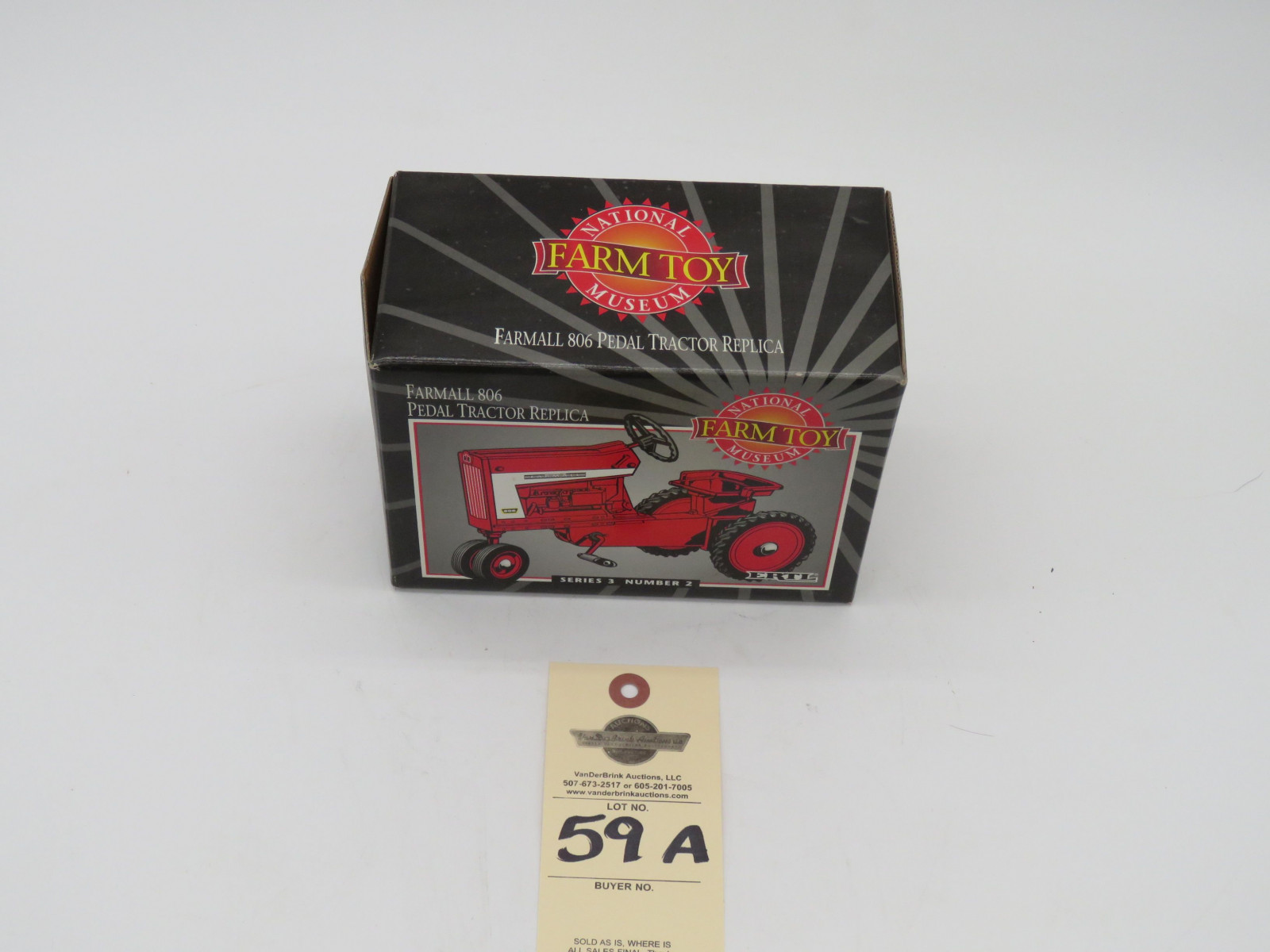 ERTL 1998 FARMALL 806 PEDAL TRACTOR REPLICA SERIES 3 NUMBER 2 NATIONAL FARM TOY MUSEUM  NIB - Image 2