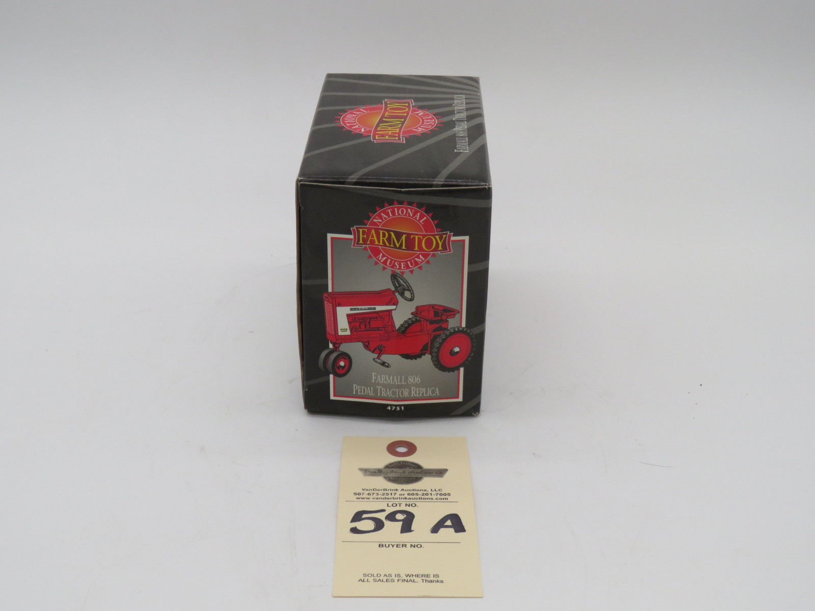 ERTL 1998 FARMALL 806 PEDAL TRACTOR REPLICA SERIES 3 NUMBER 2 NATIONAL FARM TOY MUSEUM  NIB - Image 5