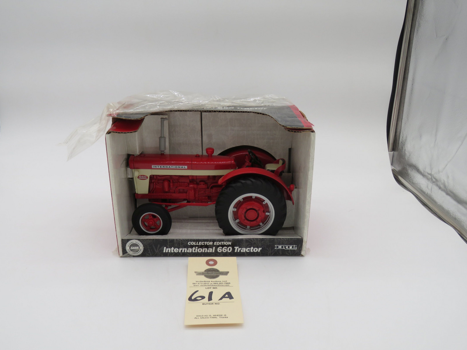 2000 (LP) COLLECTOR EDITION ERTL  INTERNATIONAL 660 TRACTOR 1/16 SCALE - Image 1