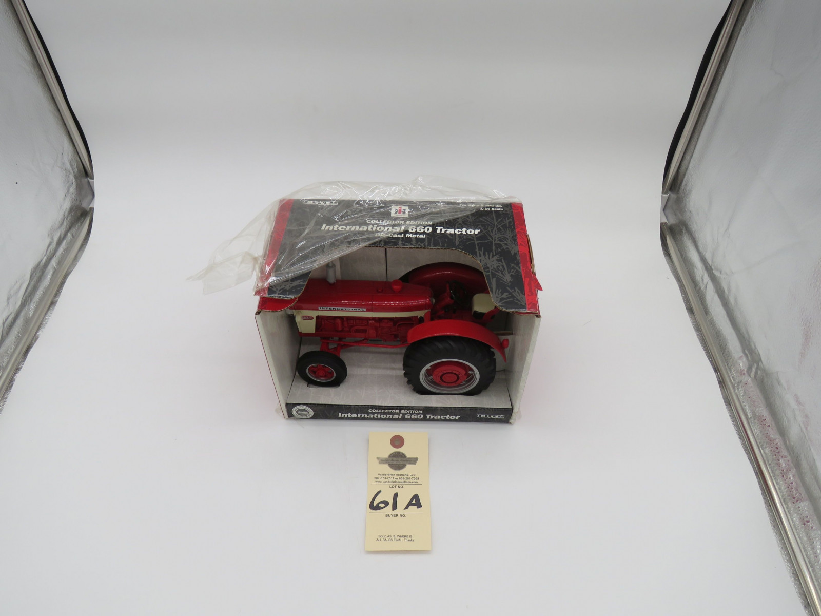 2000 (LP) COLLECTOR EDITION ERTL  INTERNATIONAL 660 TRACTOR 1/16 SCALE - Image 2