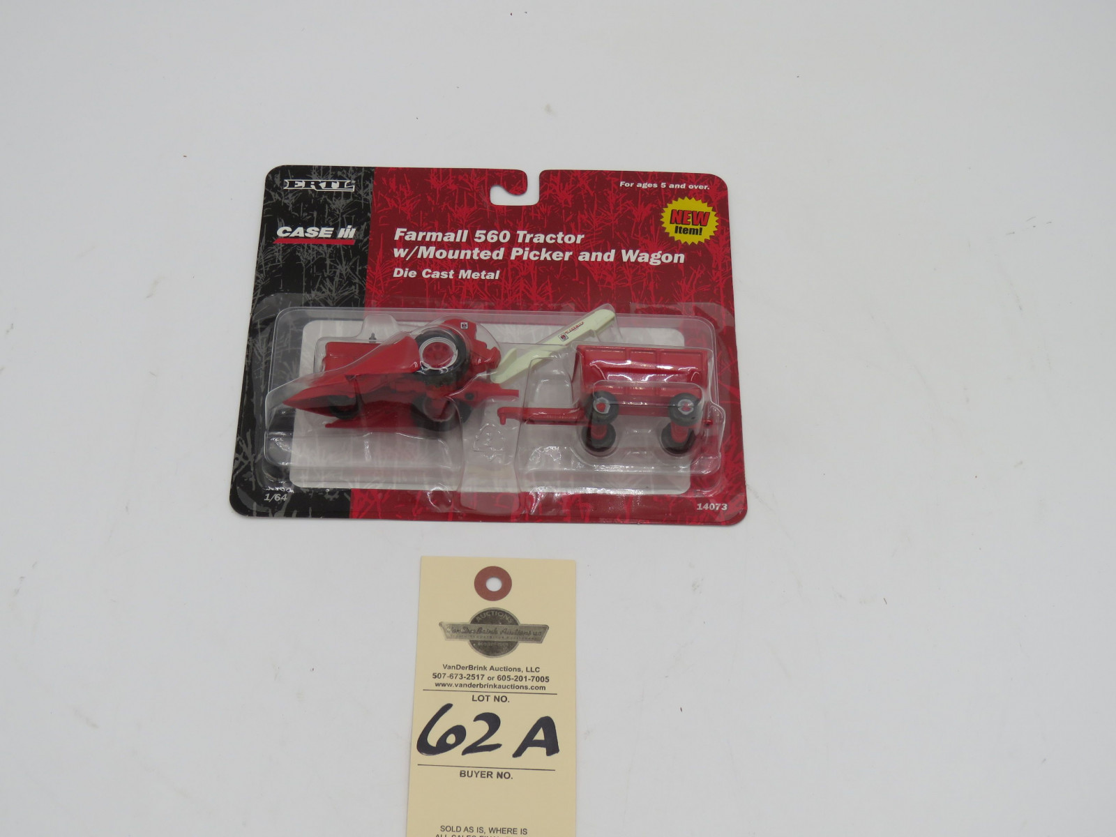 ERTL CASE IH FARMALL 560 TRACTOR W/ MOUNTED PICKER AND WAGON DIE CAST METAL 1/64 - Image 3