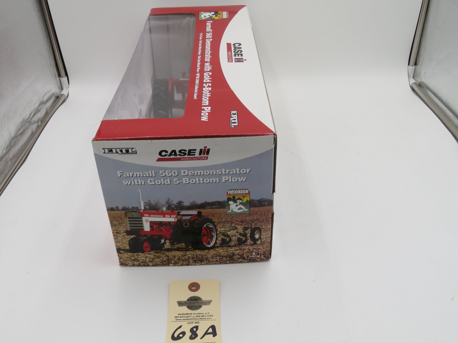 2008 ERTL FARMALL 560 DEMONSTRATOR WITH GOLD 5-BOTTOM PLOW BOX HAS BEEN OPENED NATIONAL FARM TOY MUSEUM  1/16TH SCALE Die-Cast - Image 3