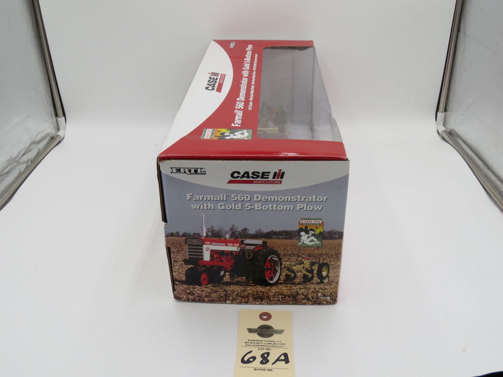 2008 ERTL FARMALL 560 DEMONSTRATOR WITH GOLD 5-BOTTOM PLOW BOX HAS BEEN OPENED NATIONAL FARM TOY MUSEUM  1/16TH SCALE Die-Cast - Image 5