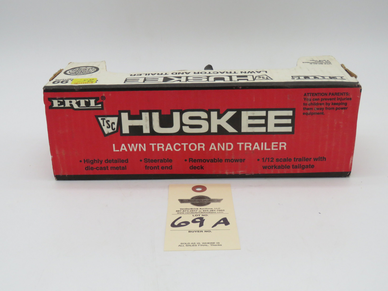 TSC HUSKEE LAWN TRACTOR AND TRAILER DIE CAST METAL 1/12 SCALE STEERABLE FRONT END REMOVALE MOWER DECK 1/12 SCALE TRAILER WITH WORKABLE TAILGATE - Image 4